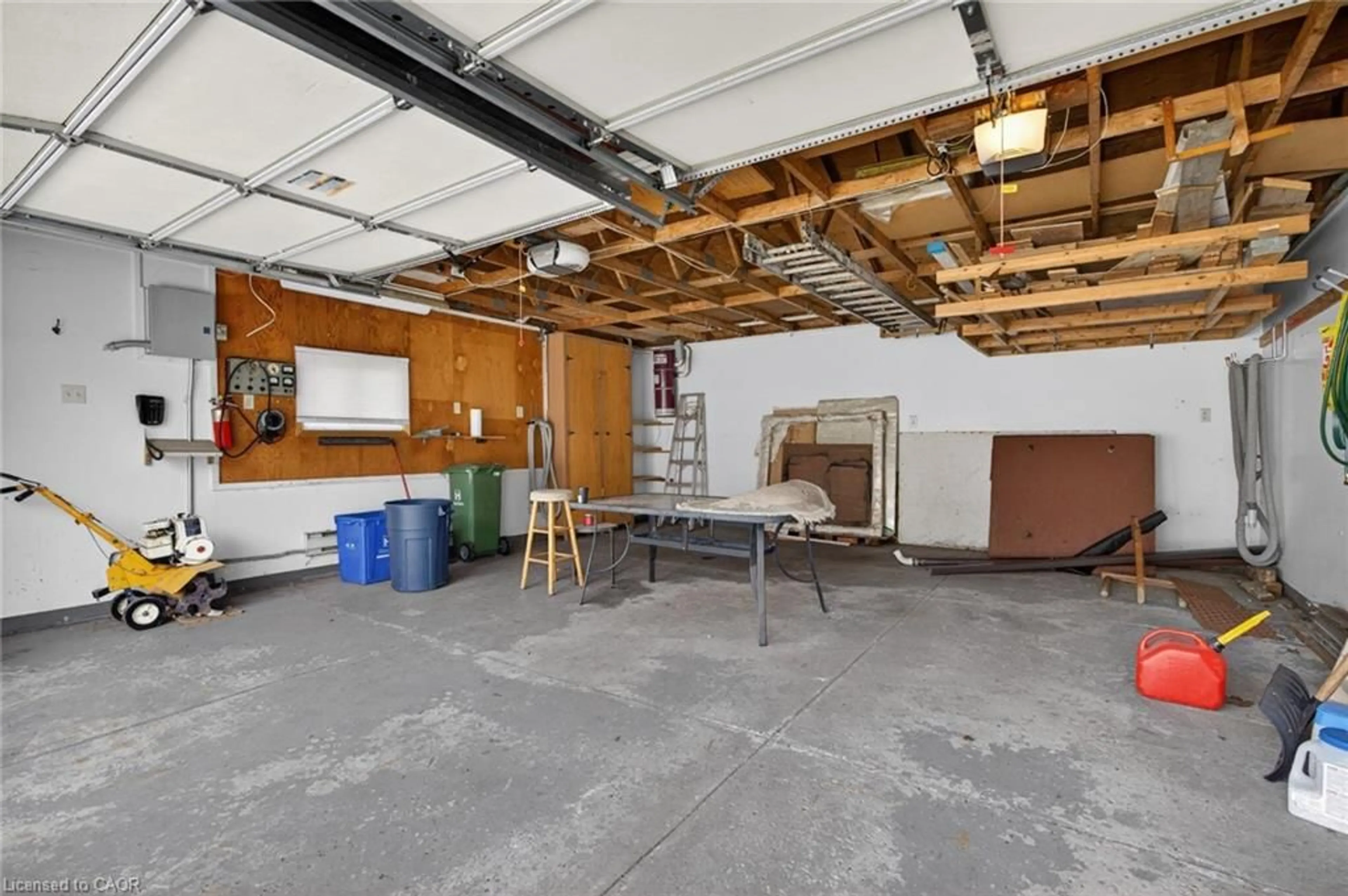 Indoor garage for 525 East 16th St, Hamilton Ontario L9A 4L2