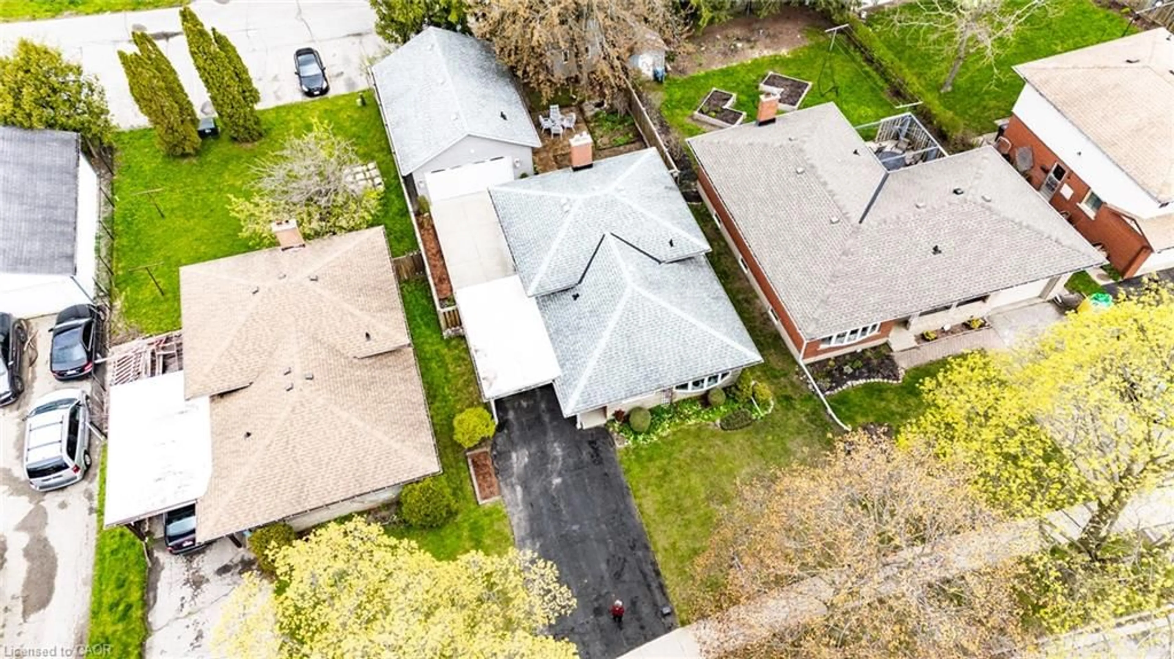 A pic from outside/outdoor area/front of a property/back of a property/a pic from drone, street for 18 Queenston Cres, Kitchener Ontario N2B 2V5