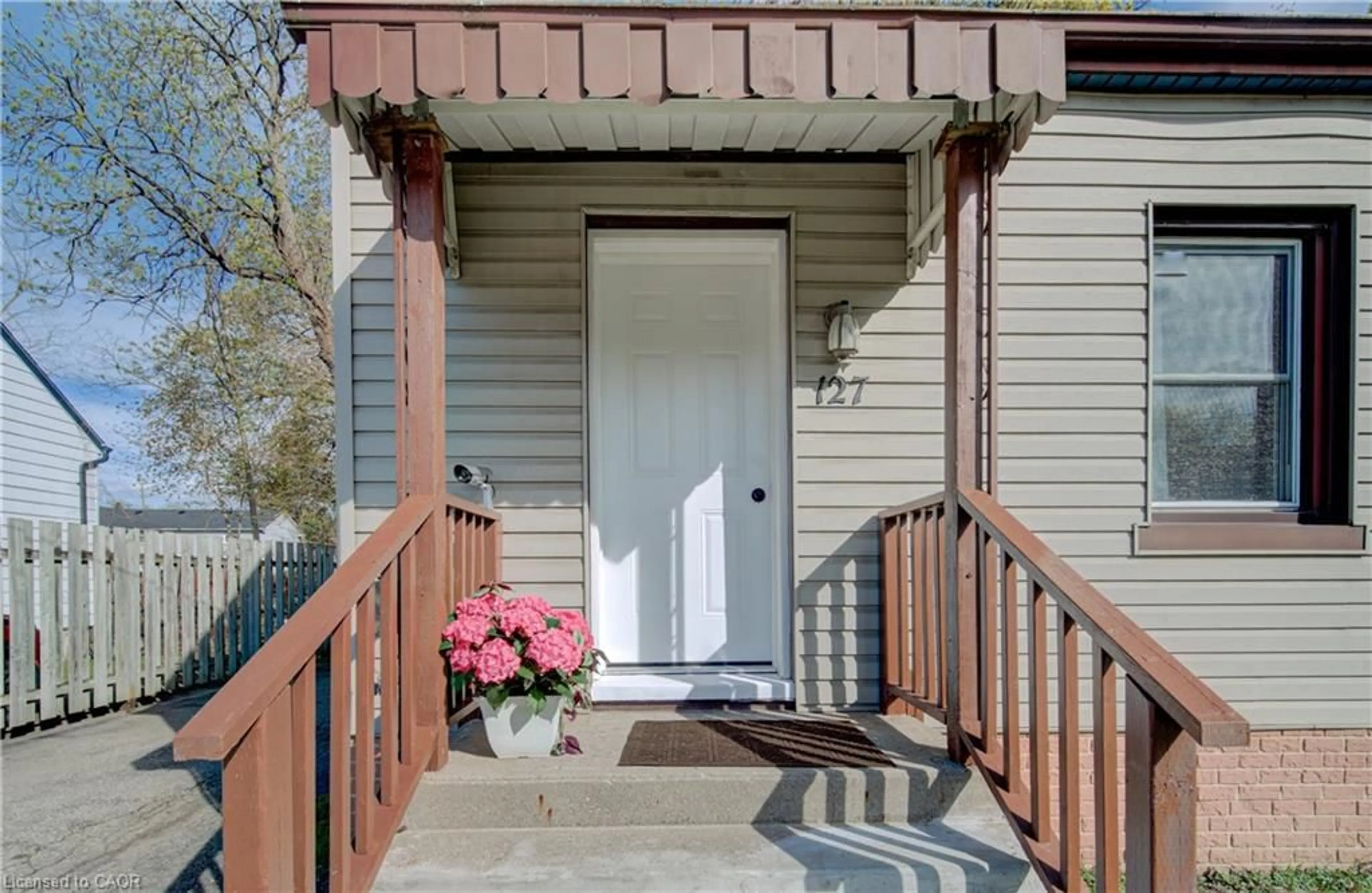 Indoor entryway for 127 Chopin Dr, Cambridge Ontario N3H 1J4