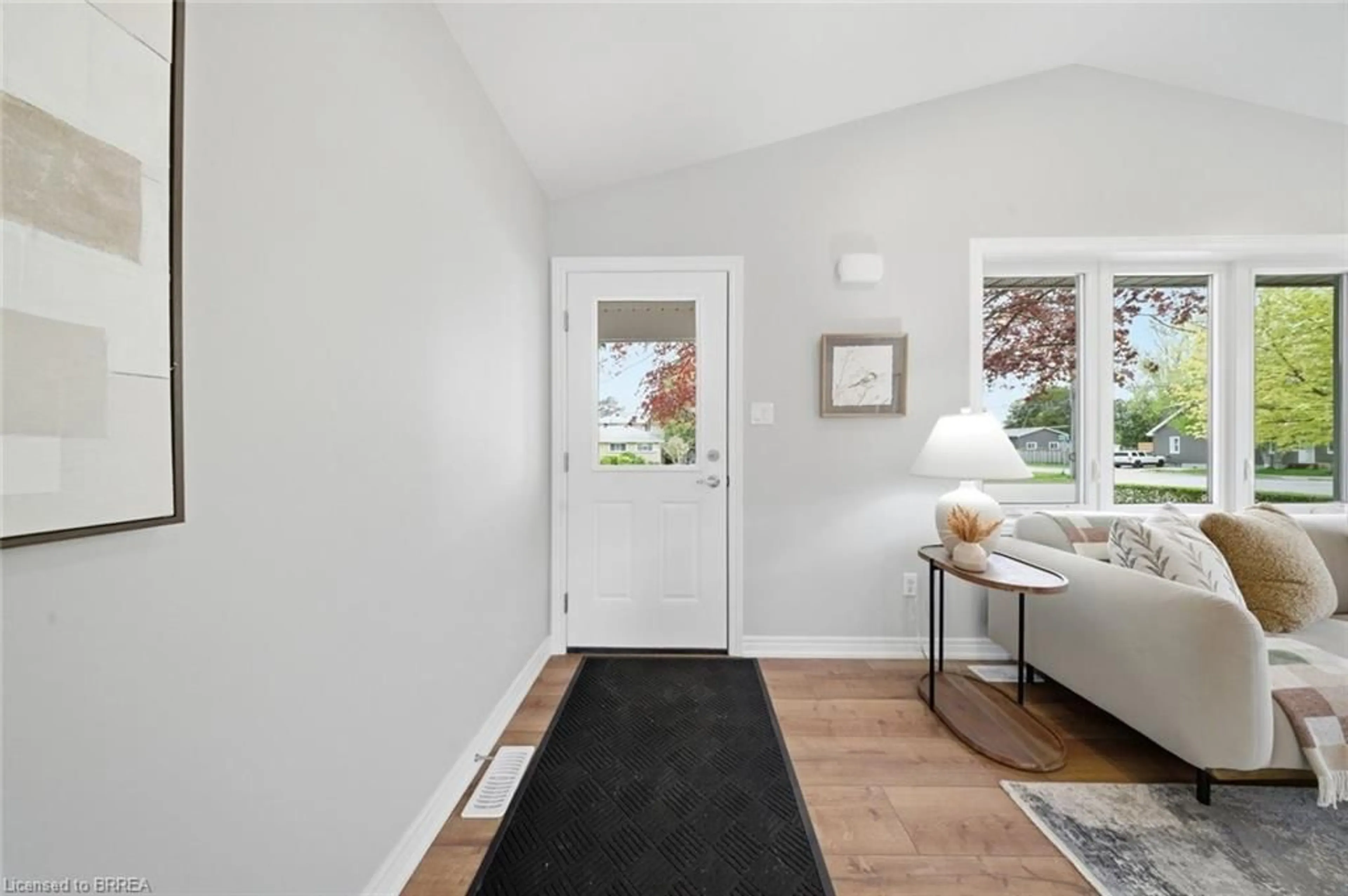 Indoor entryway for 121 Silver St, Paris Ontario N3L 1V2