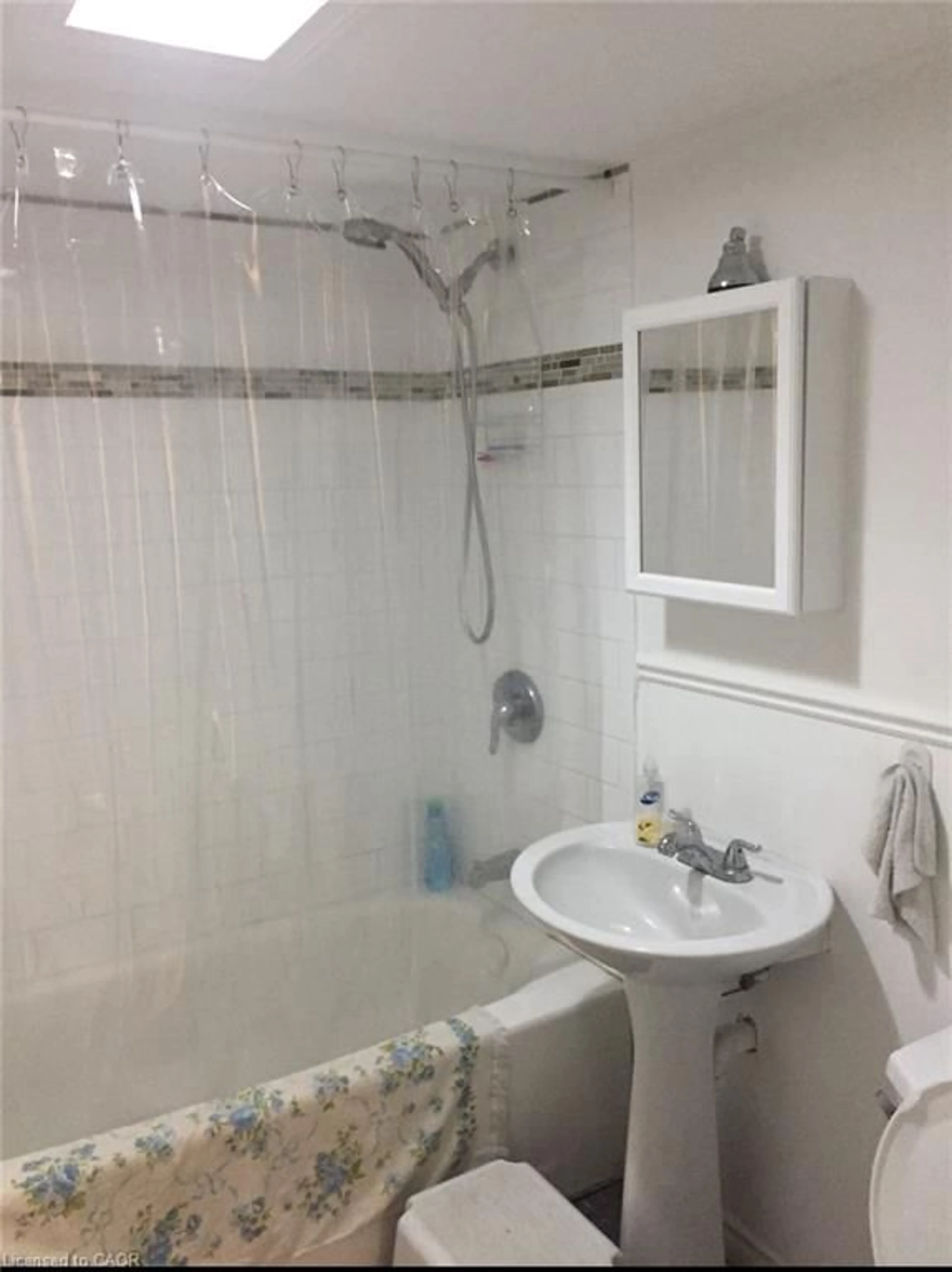 Standard bathroom, ceramic/tile floor for 456 Jackson St, Hamilton Ontario L8P 1N4