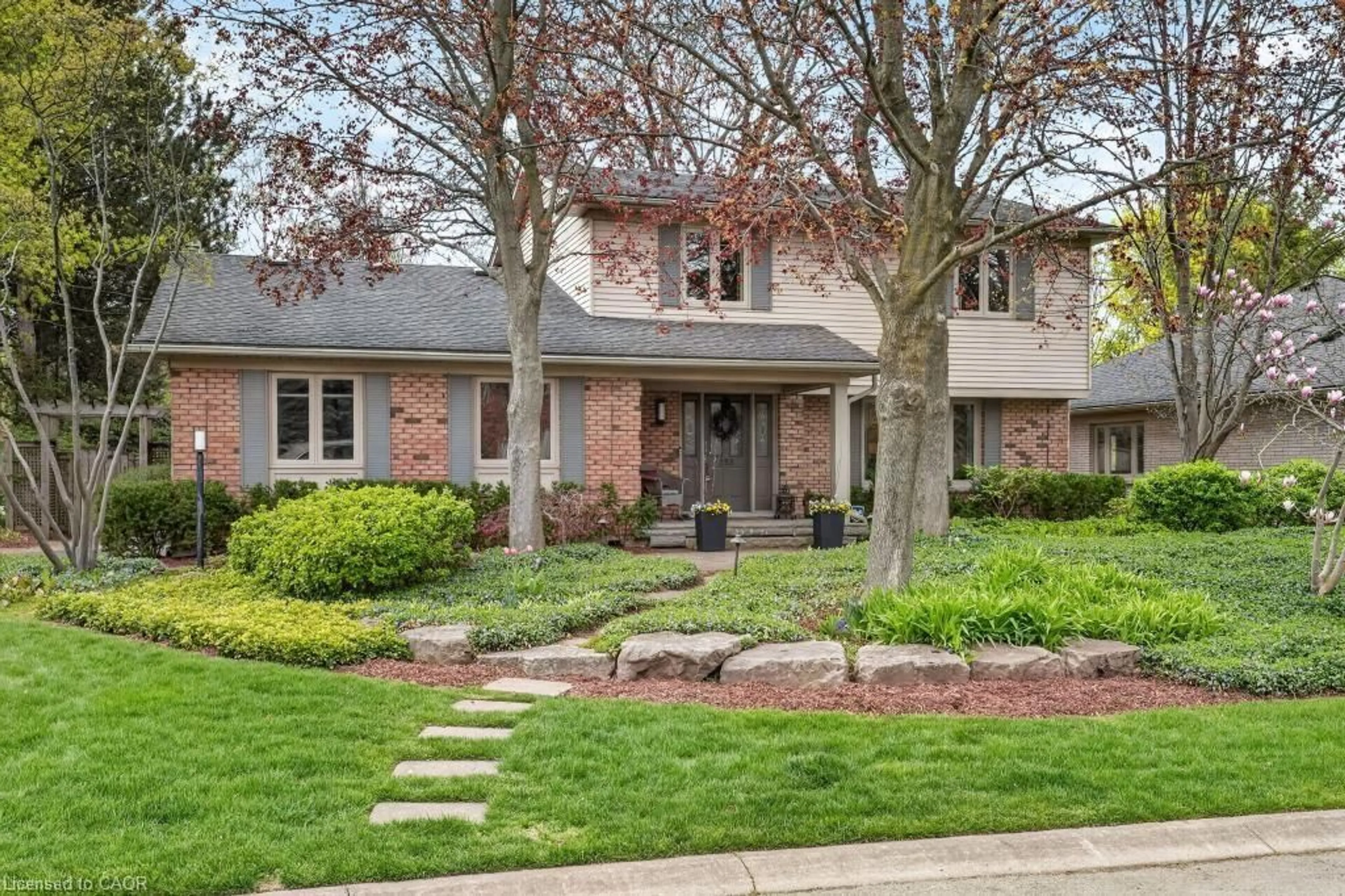 Home with brick exterior material, street for 258 Briar Hill Cres, Ancaster Ontario L9G 3M7