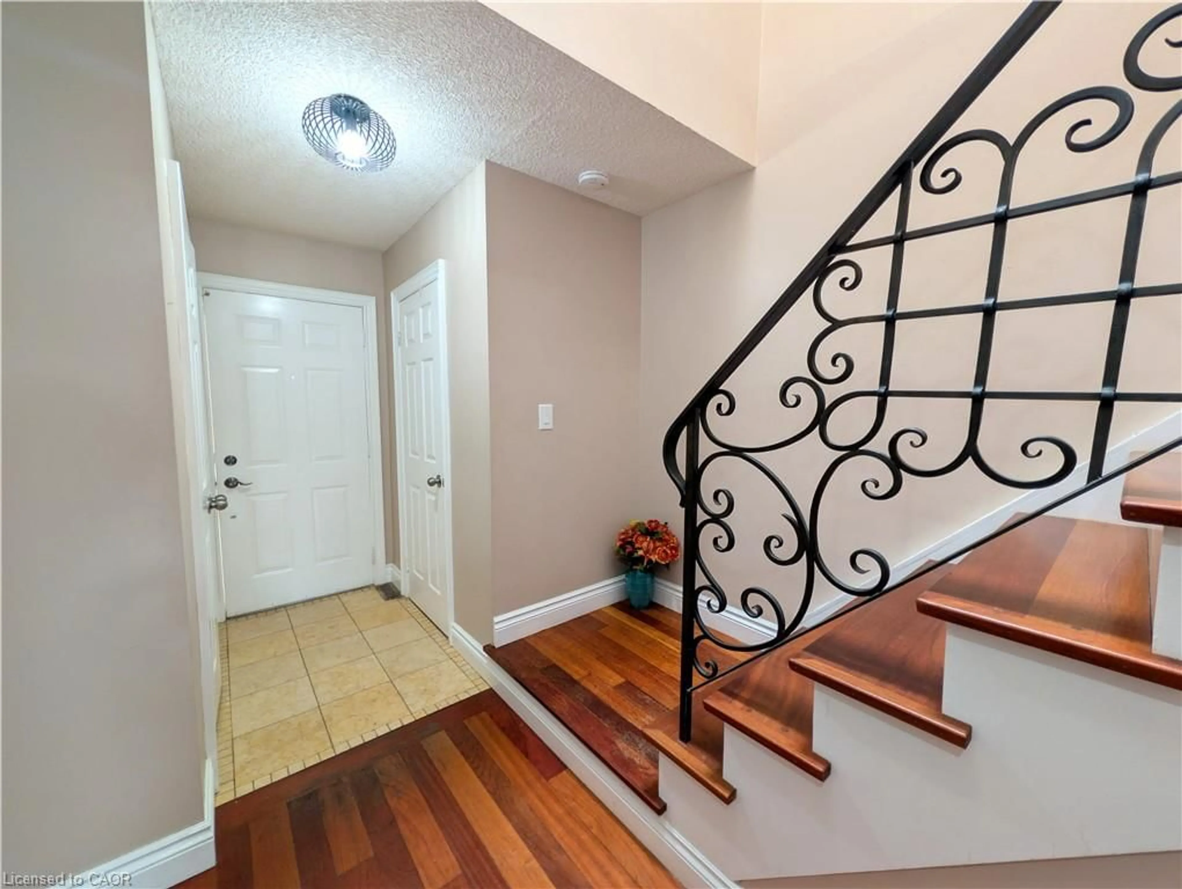 Indoor entryway for 34 Dynasty Ave #13, Stoney Creek Ontario L8G 5C7