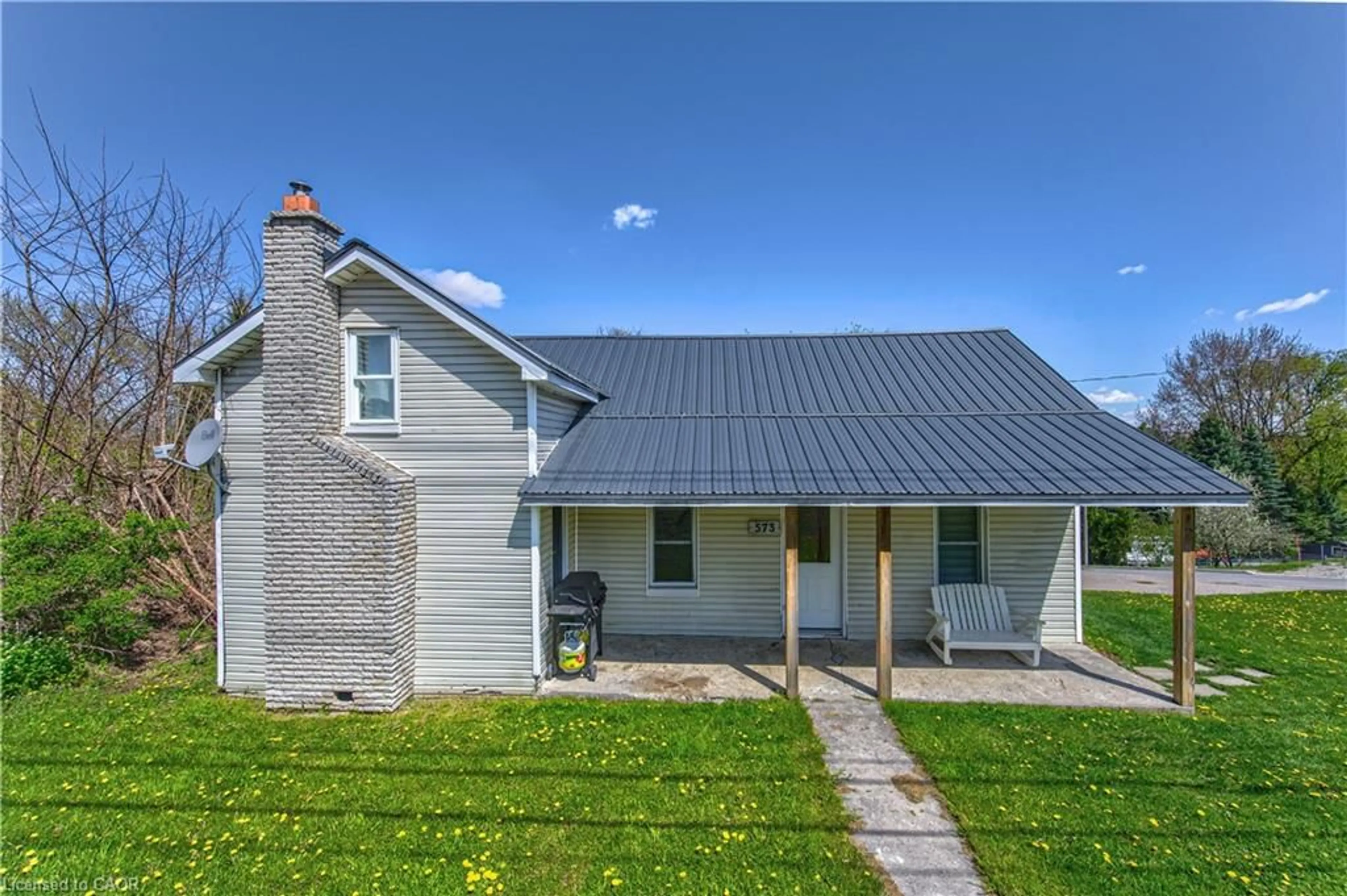 A pic from outside/outdoor area/front of a property/back of a property/a pic from drone, building for 573 Queen St E, St. Marys Ontario N4X 1B1