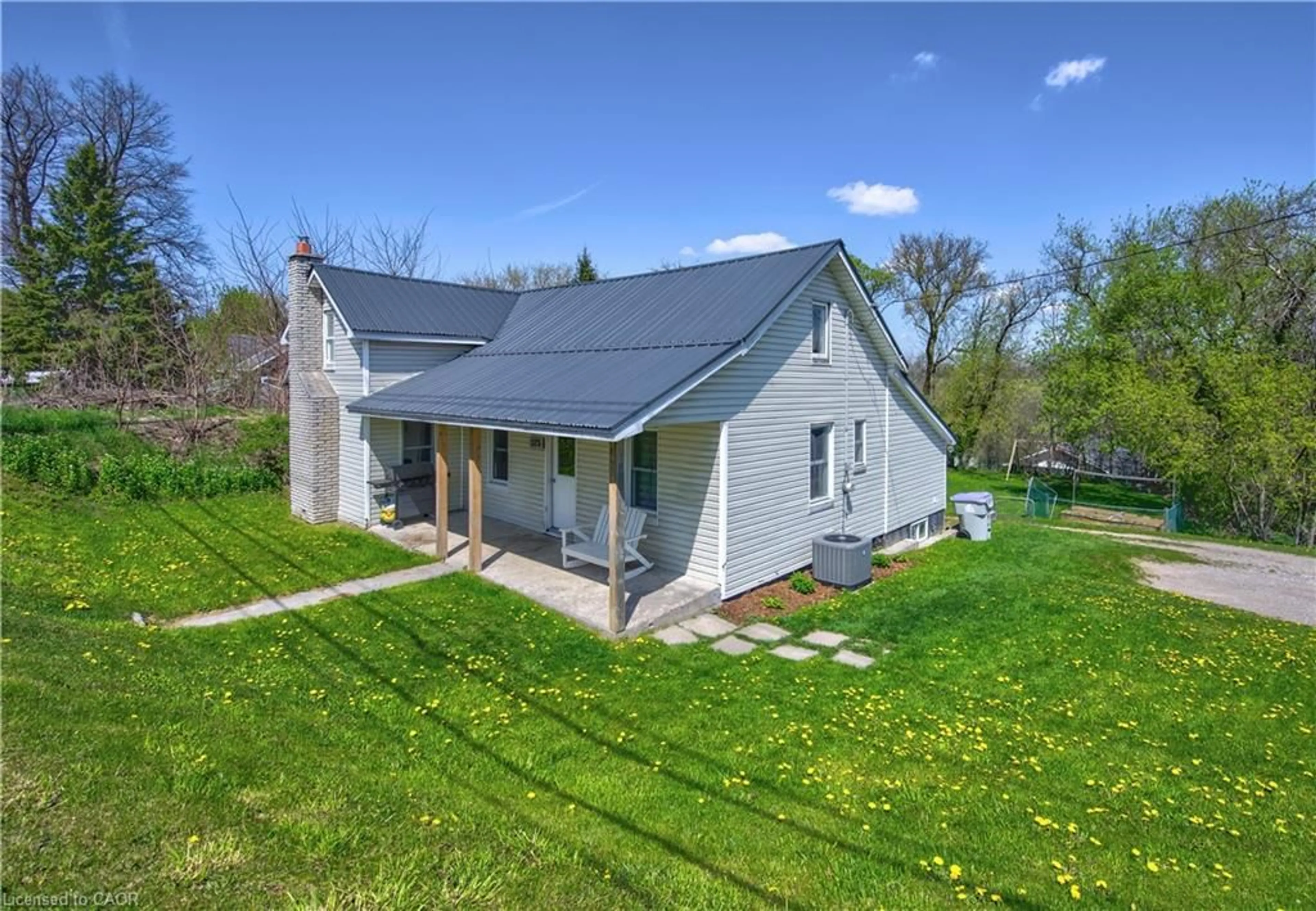 A pic from outside/outdoor area/front of a property/back of a property/a pic from drone, building for 573 Queen St E, St. Marys Ontario N4X 1B1