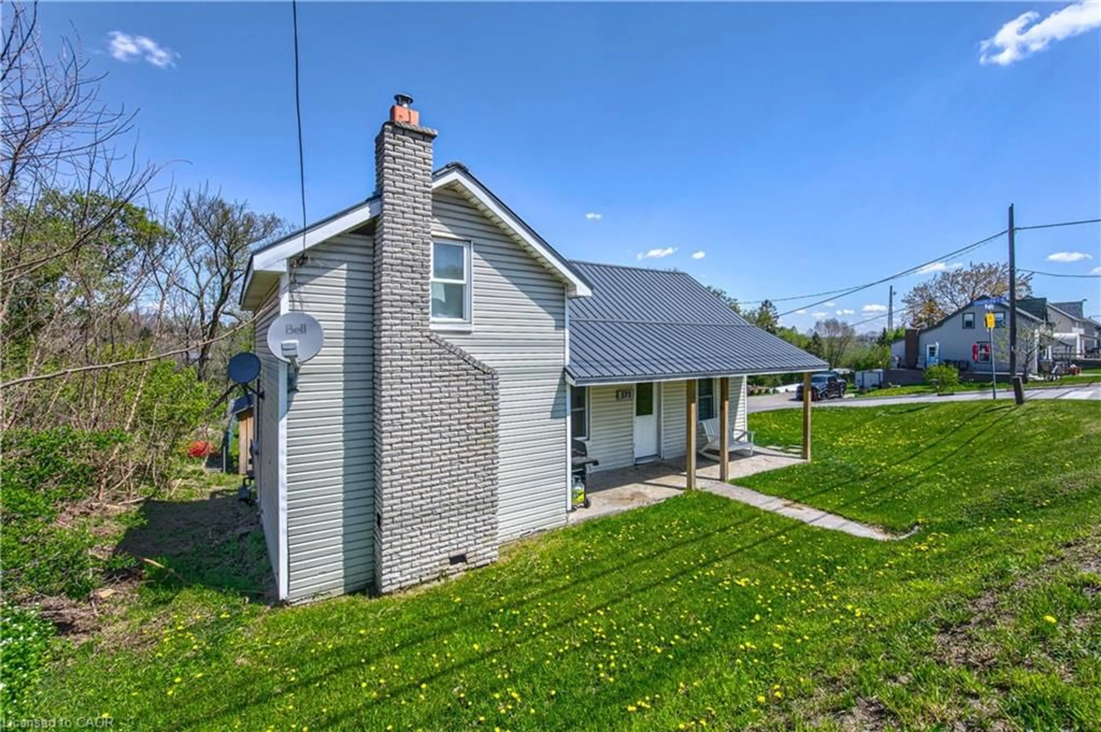 A pic from outside/outdoor area/front of a property/back of a property/a pic from drone, street for 573 Queen St E, St. Marys Ontario N4X 1B1
