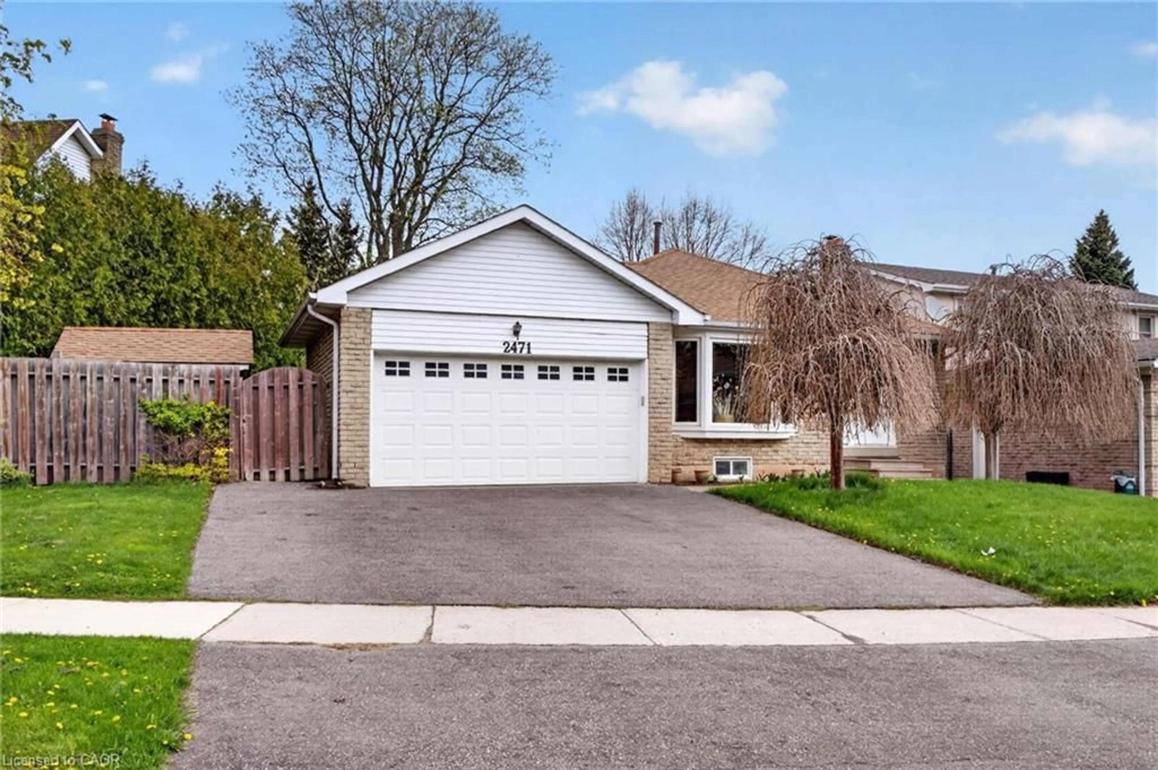 Home with vinyl exterior material, street for 2471 Malcolm Cres, Burlington Ontario L7P 3Y7