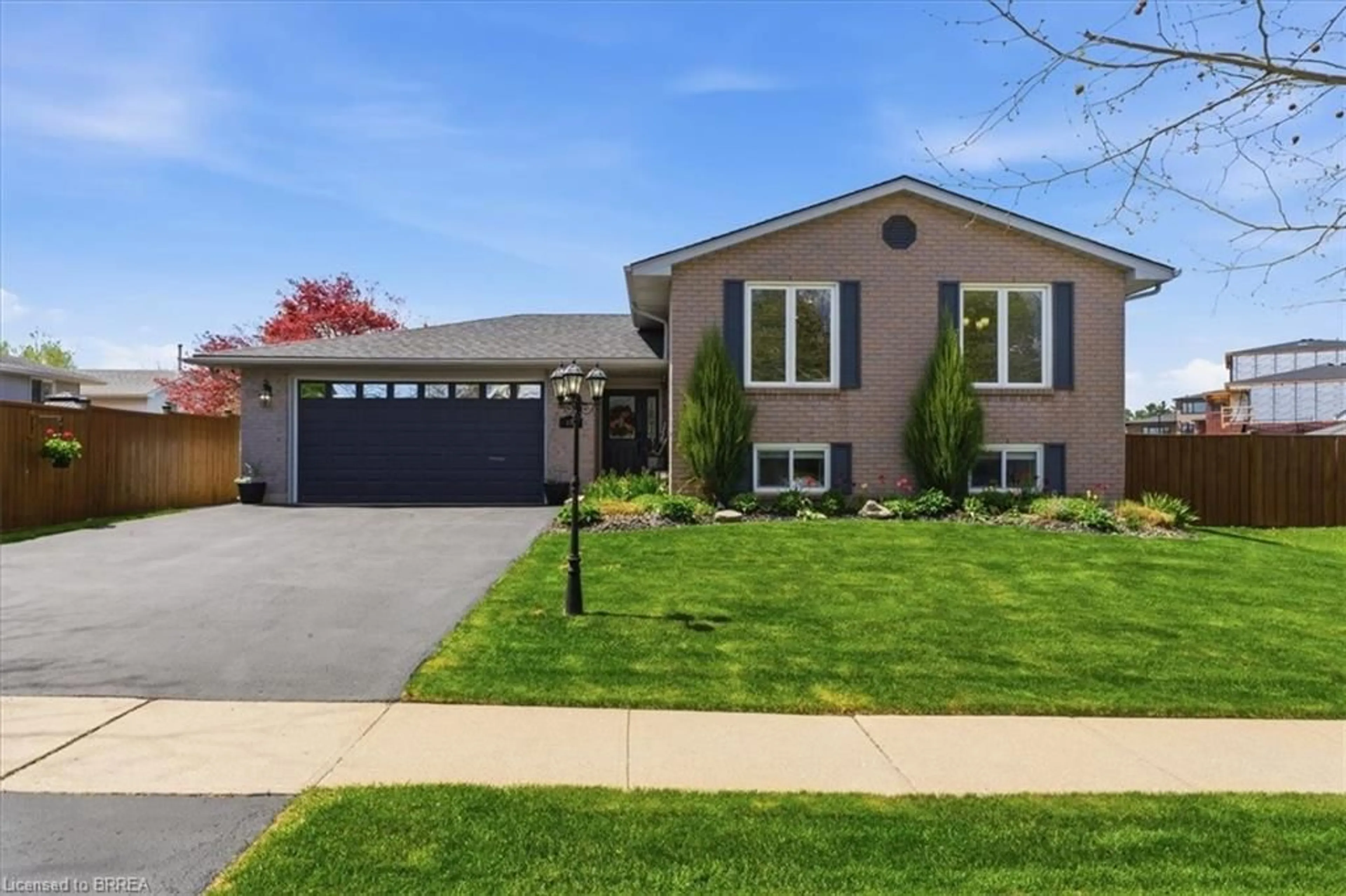 Home with brick exterior material, street for 139 Branlyn Cres, Brantford Ontario N3P 1Z9