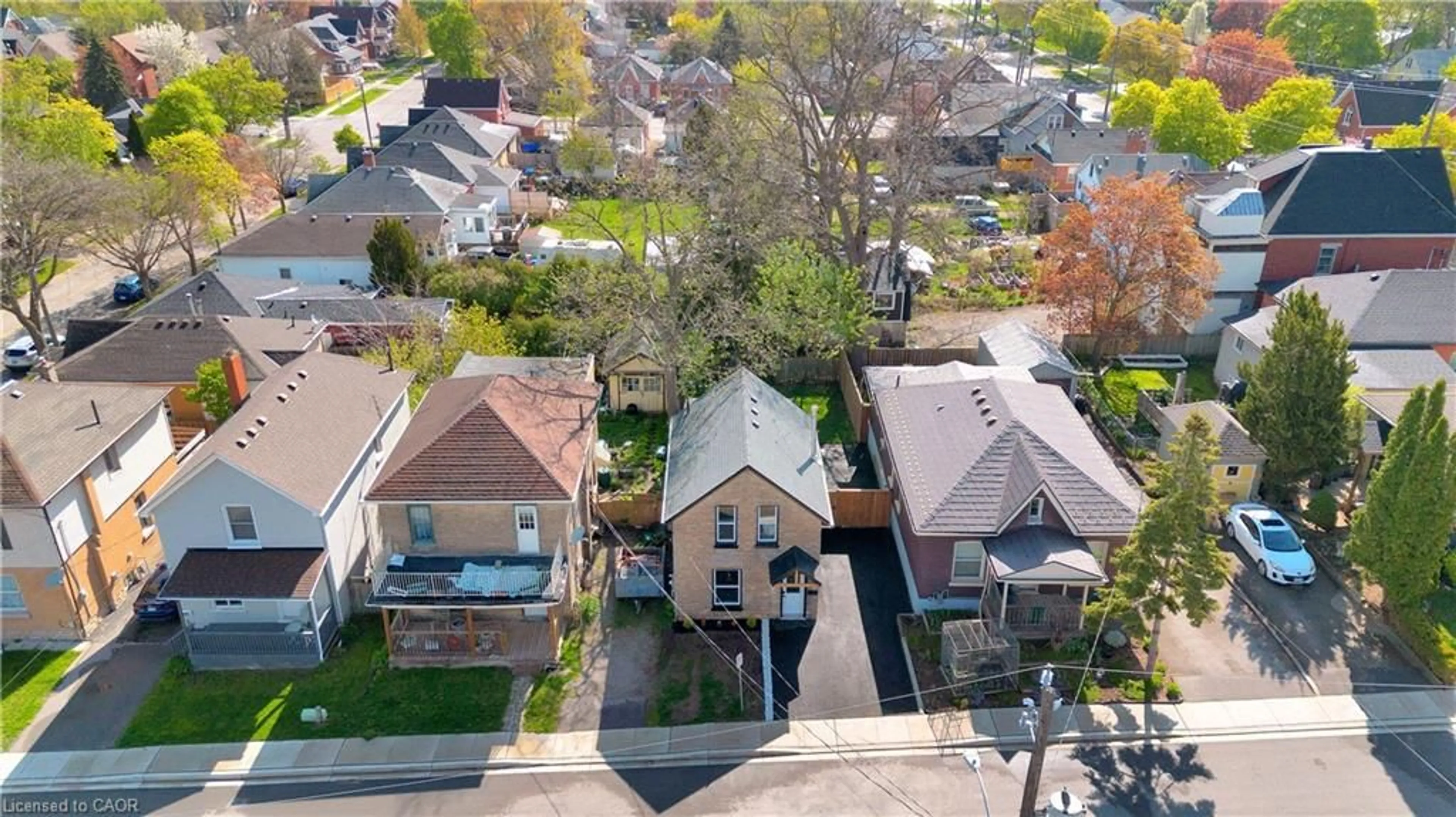 A pic from outside/outdoor area/front of a property/back of a property/a pic from drone, street for 187 Drummond St, Brantford Ontario N3S 6A8