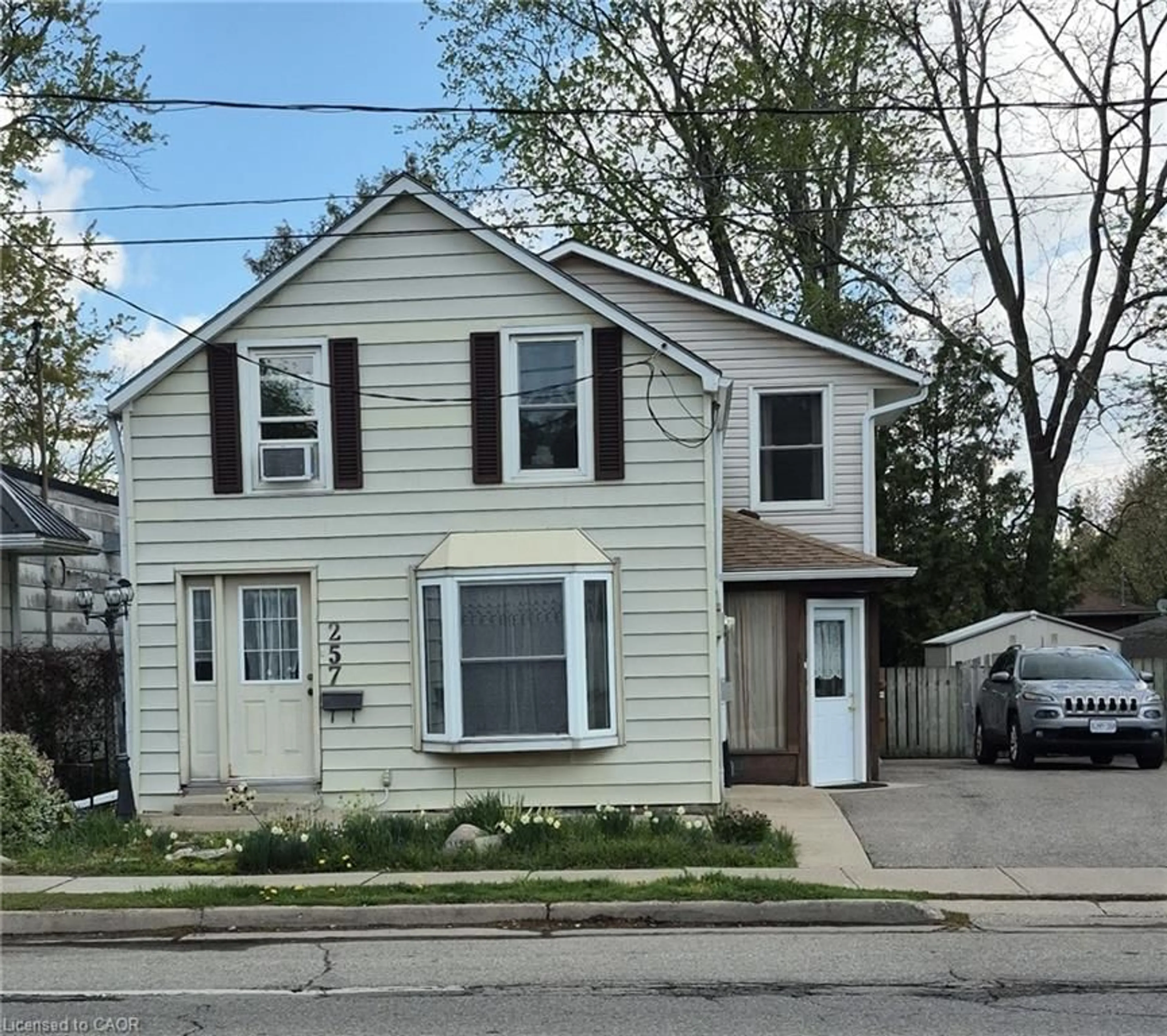 Home with vinyl exterior material, street for 257 Cedar St, Simcoe Ontario N3Y 2H8