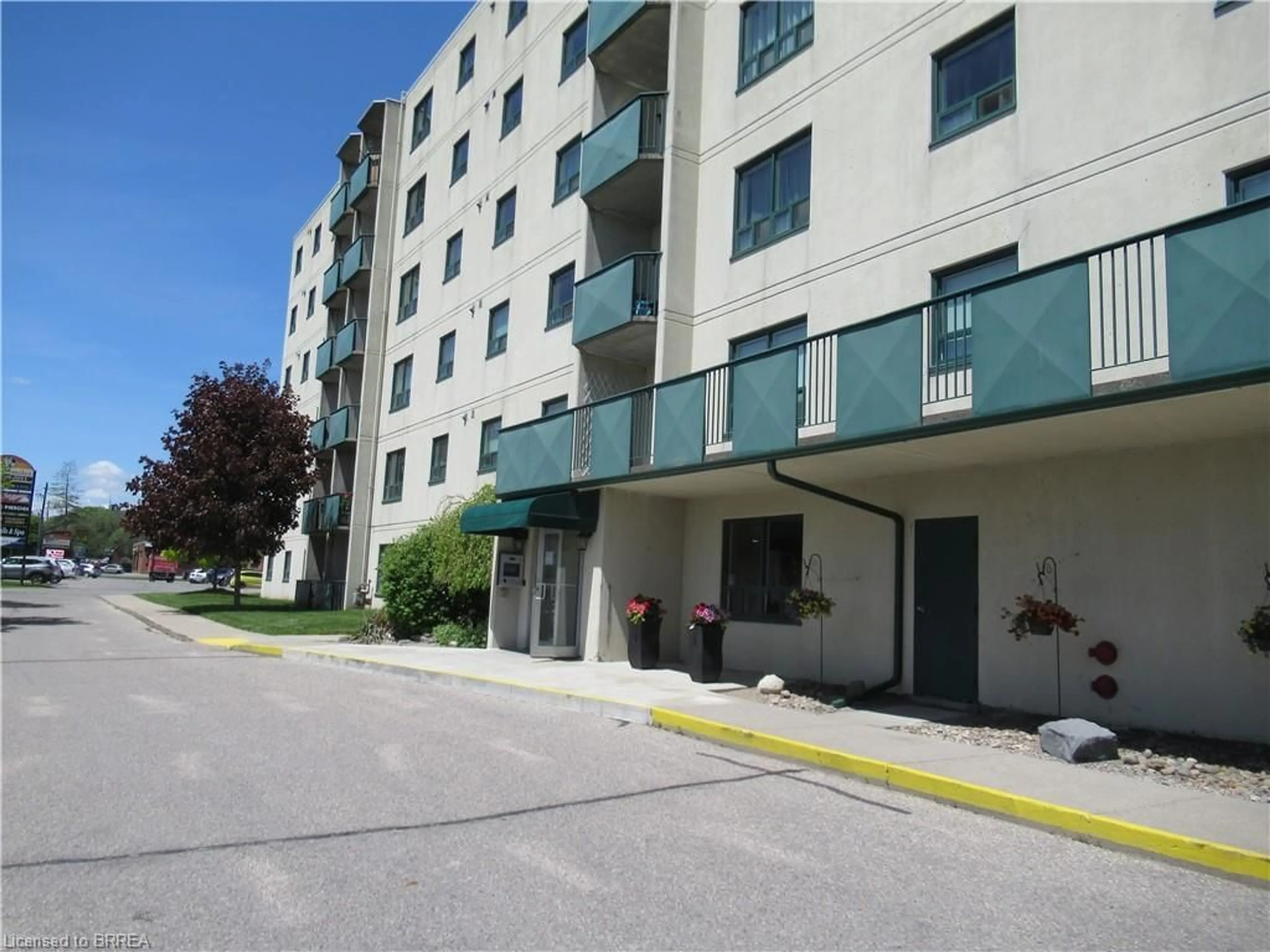 Patio, building for 421 Fairview Dr #401, Brantford Ontario N3R 7M3