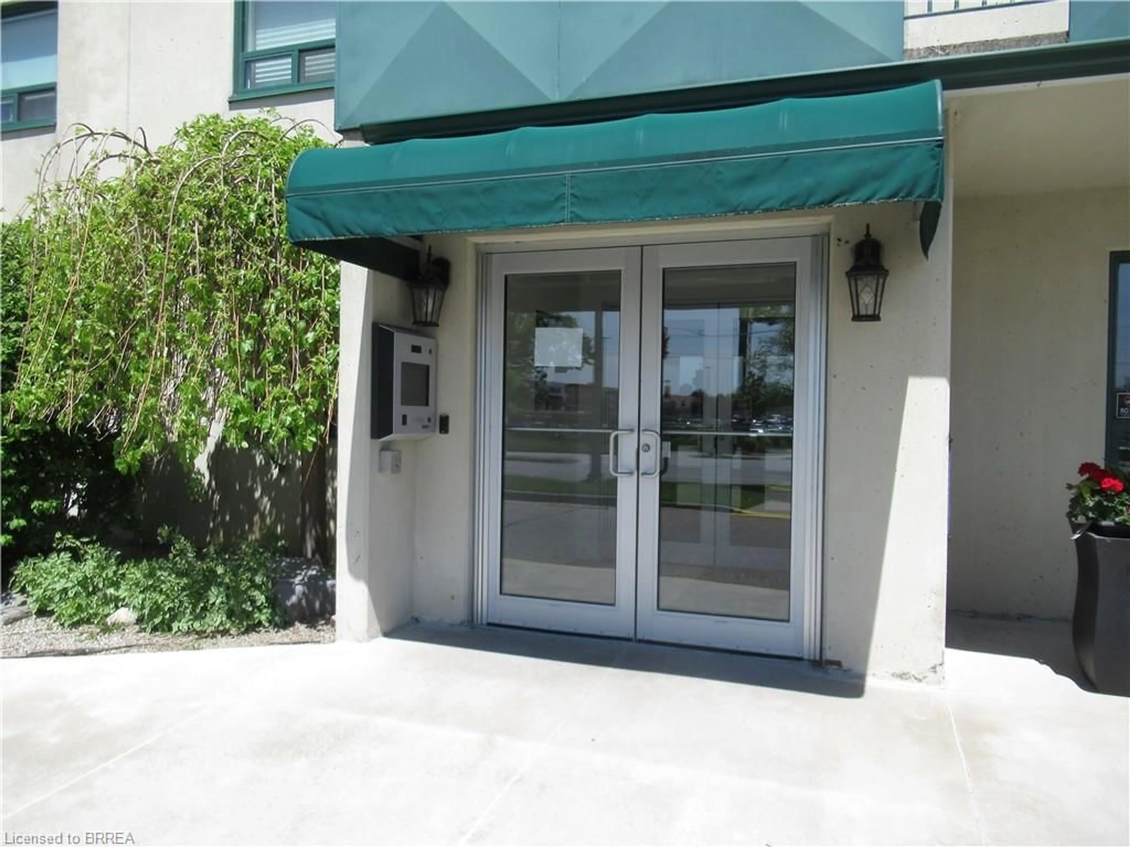 Indoor foyer for 421 Fairview Dr #401, Brantford Ontario N3R 7M3