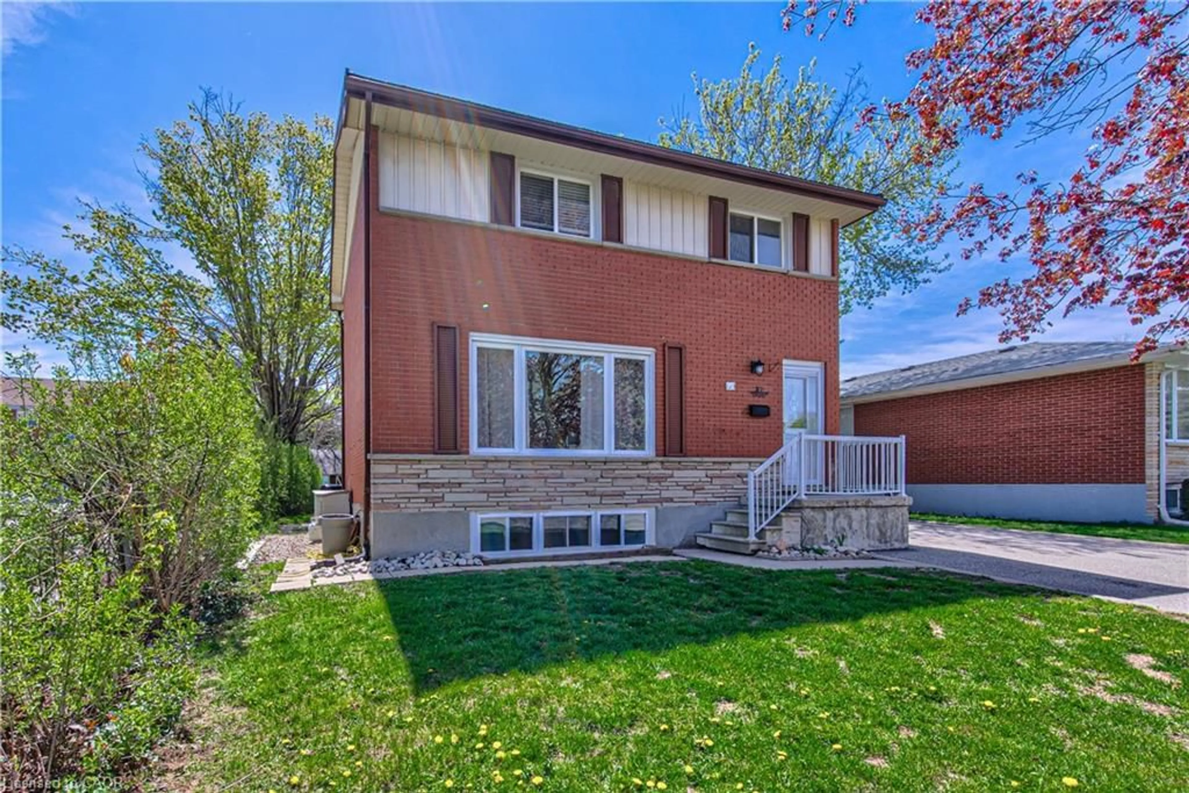 Home with brick exterior material, street for 37 Gottscheer Crt, Kitchener Ontario N2M 3L3