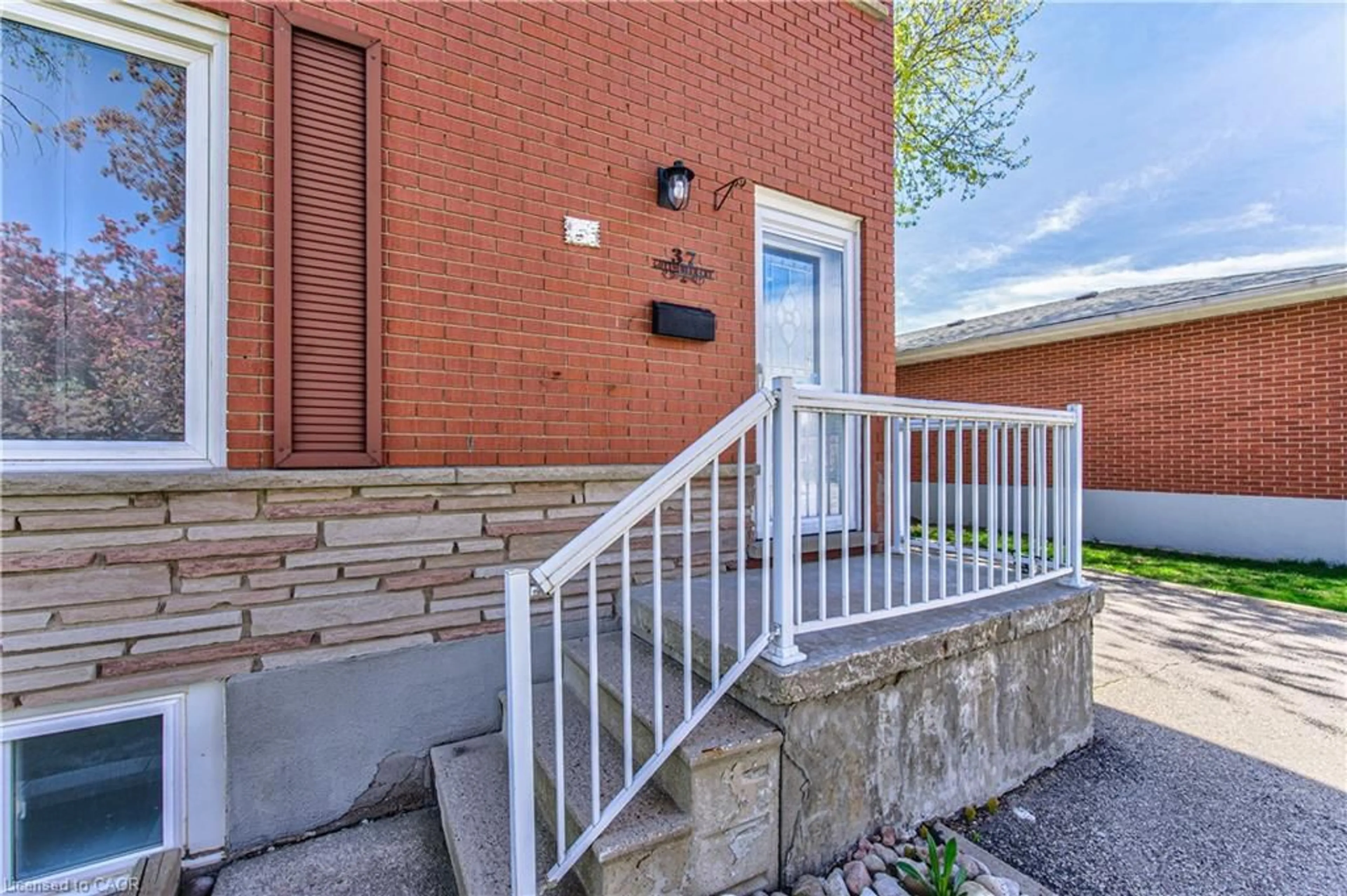 Home with brick exterior material, street for 37 Gottscheer Crt, Kitchener Ontario N2M 3L3