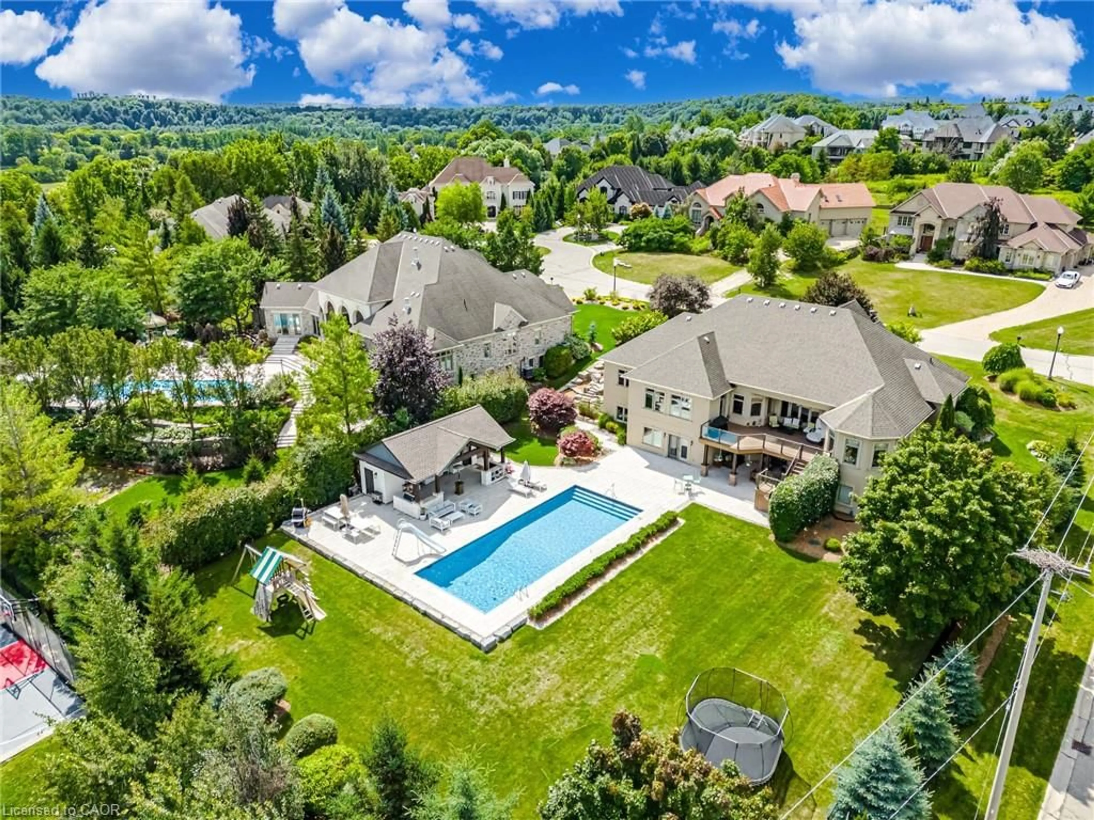 A pic from outside/outdoor area/front of a property/back of a property/a pic from drone, mountain view for 86 Canters Close, Kitchener Ontario N2C 2R3