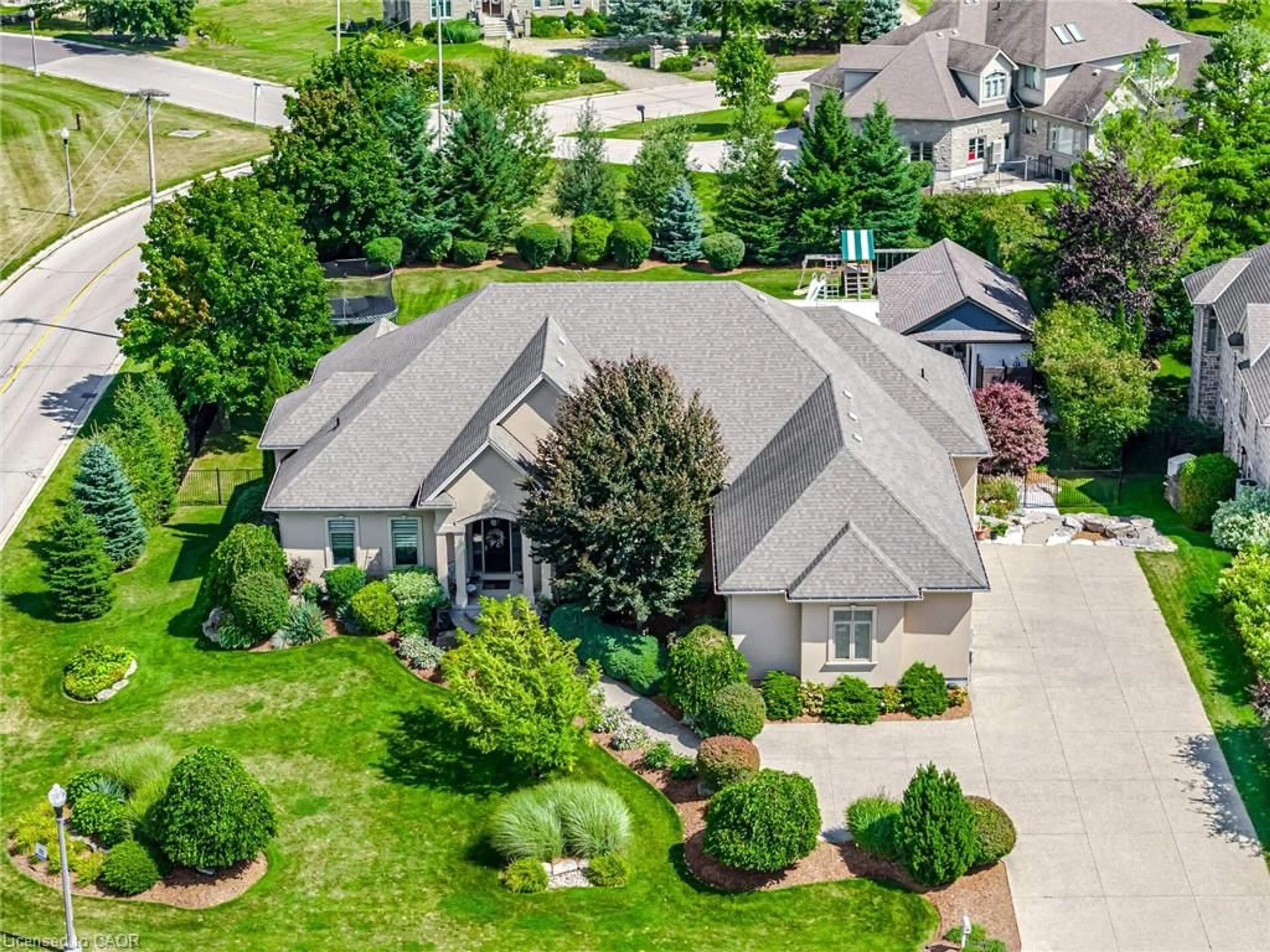 A pic from outside/outdoor area/front of a property/back of a property/a pic from drone, street for 86 Canters Close, Kitchener Ontario N2C 2R3