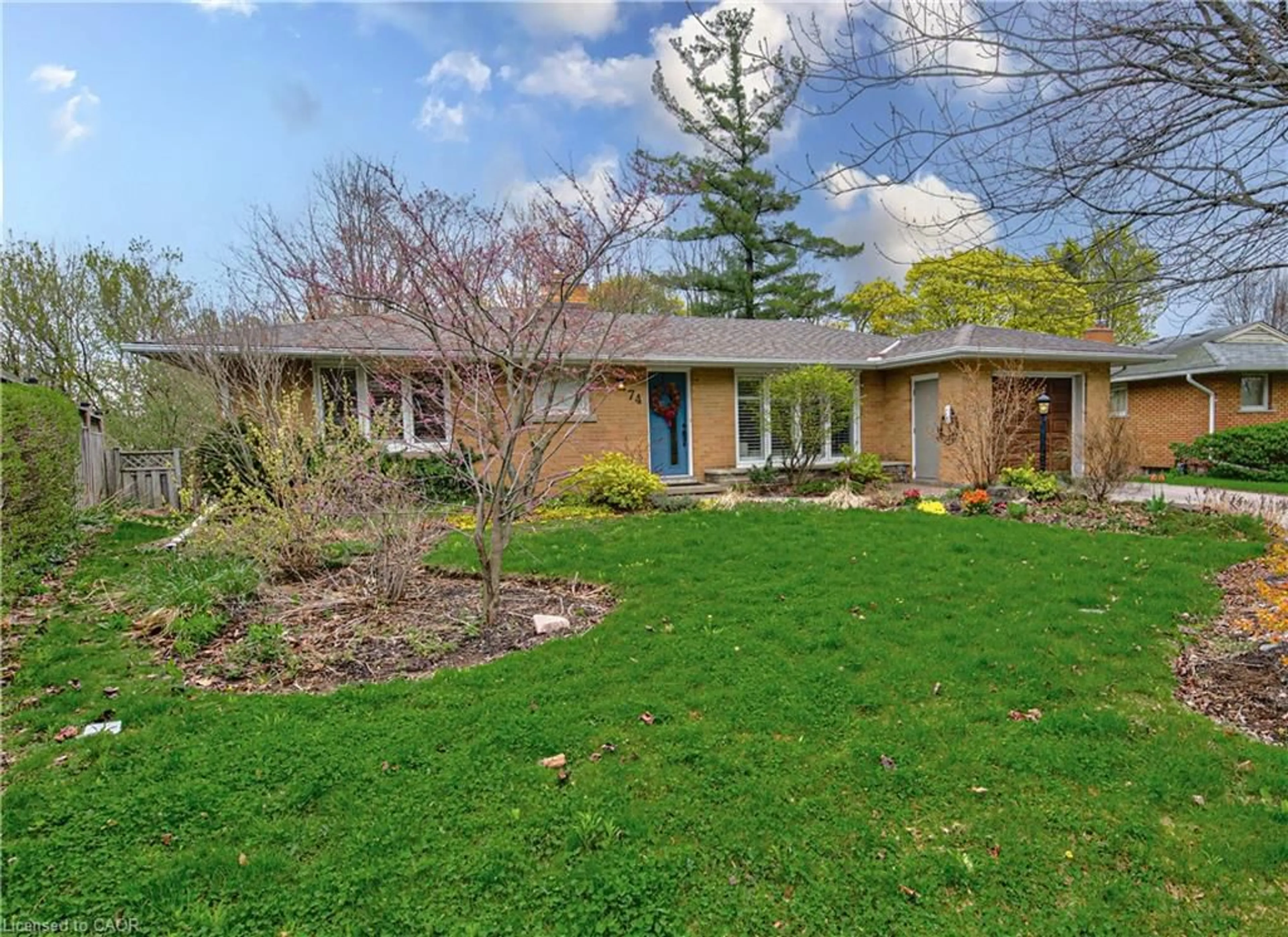 A pic from outside/outdoor area/front of a property/back of a property/a pic from drone, street for 74 Leaside Pl, Waterloo Ontario N2J 2N5