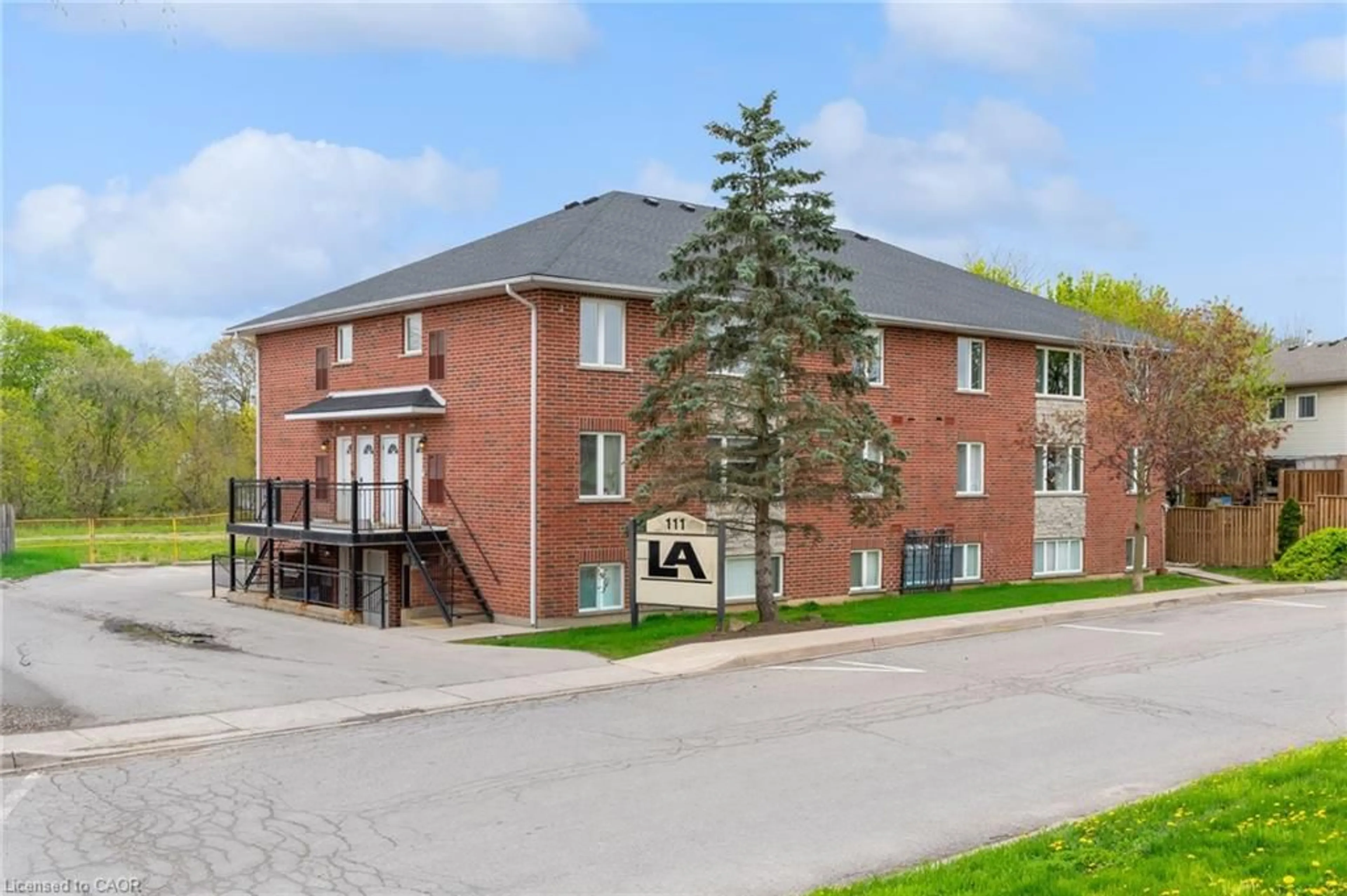 Patio, building for 111 Smits Cove #302, Smithville Ontario L0R 2A0