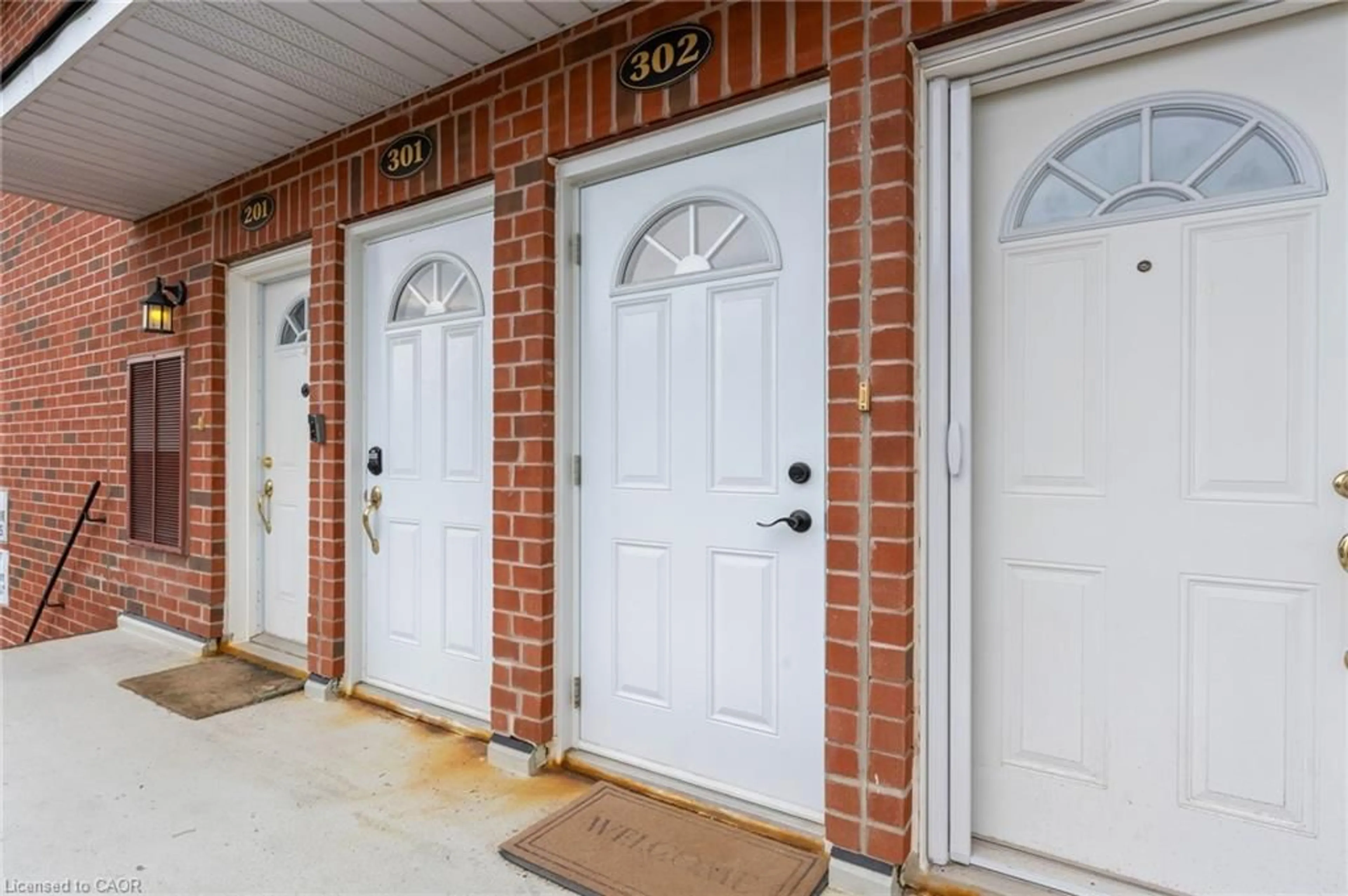Indoor entryway for 111 Smits Cove #302, Smithville Ontario L0R 2A0