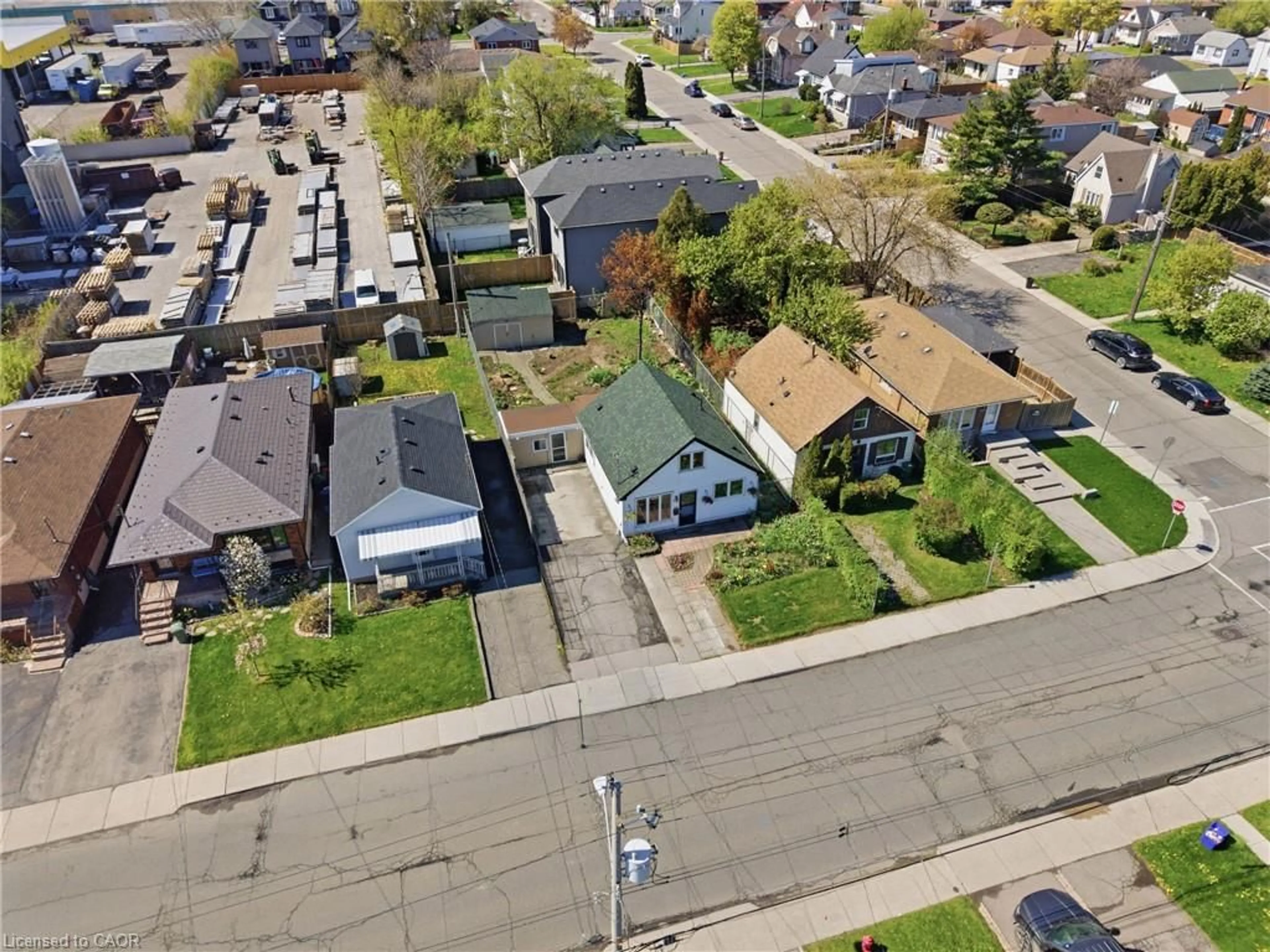 A pic from outside/outdoor area/front of a property/back of a property/a pic from drone, street for 214 Glow Ave, Hamilton Ontario L8H 3W7