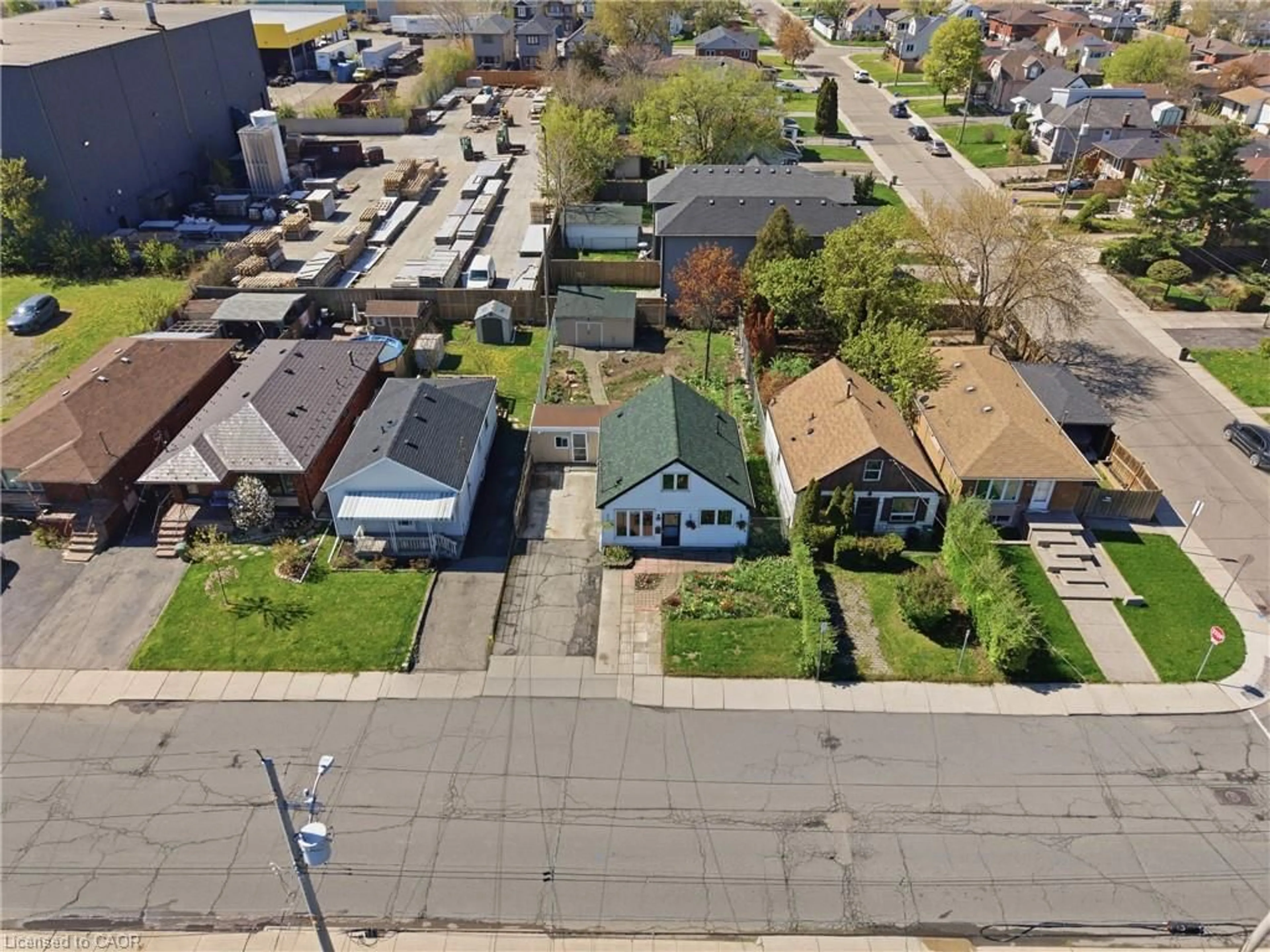 A pic from outside/outdoor area/front of a property/back of a property/a pic from drone, street for 214 Glow Ave, Hamilton Ontario L8H 3W7