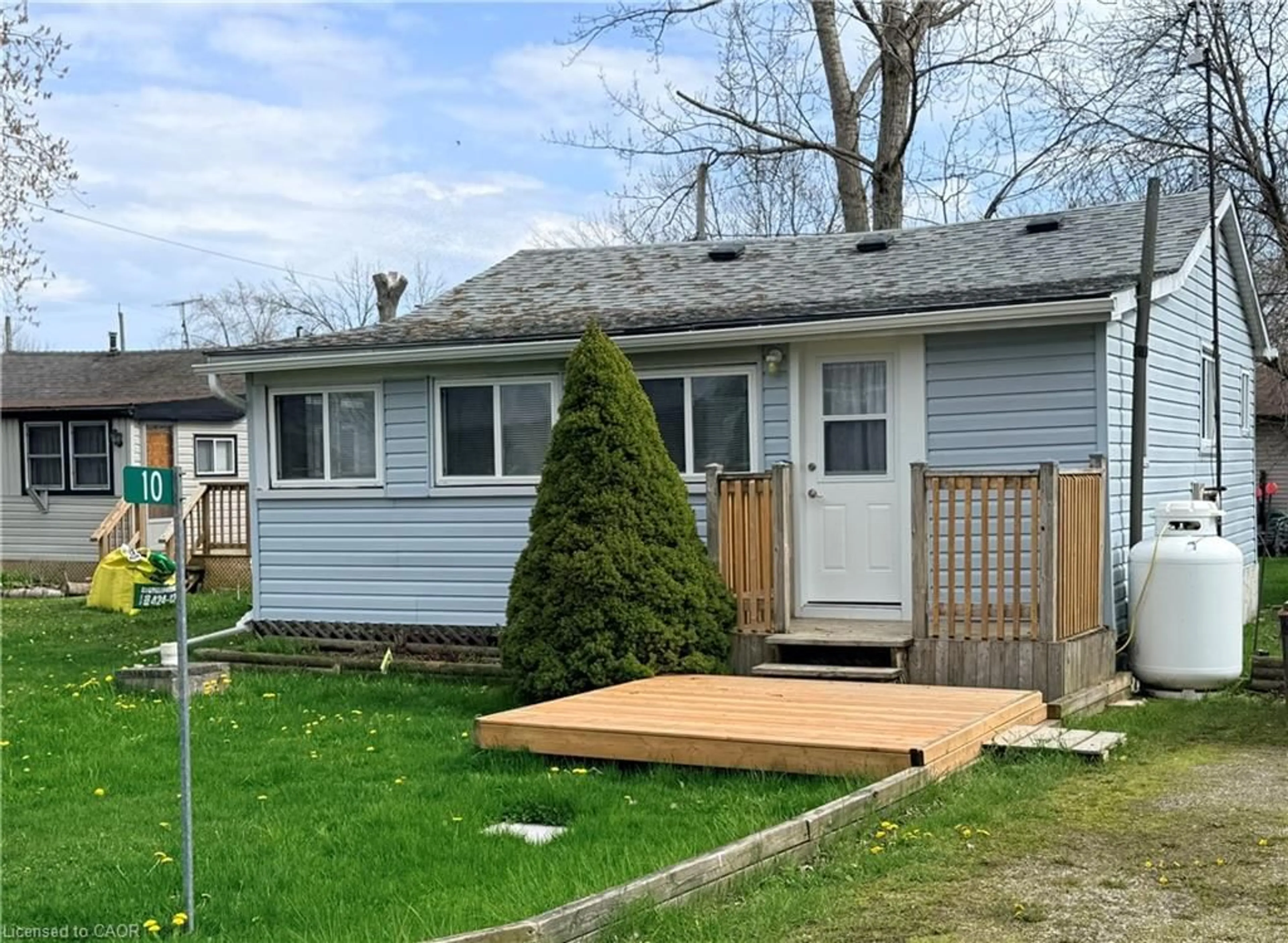 Home with vinyl exterior material, street for 10 Elm Lane, Selkirk Ontario N0A 1P0