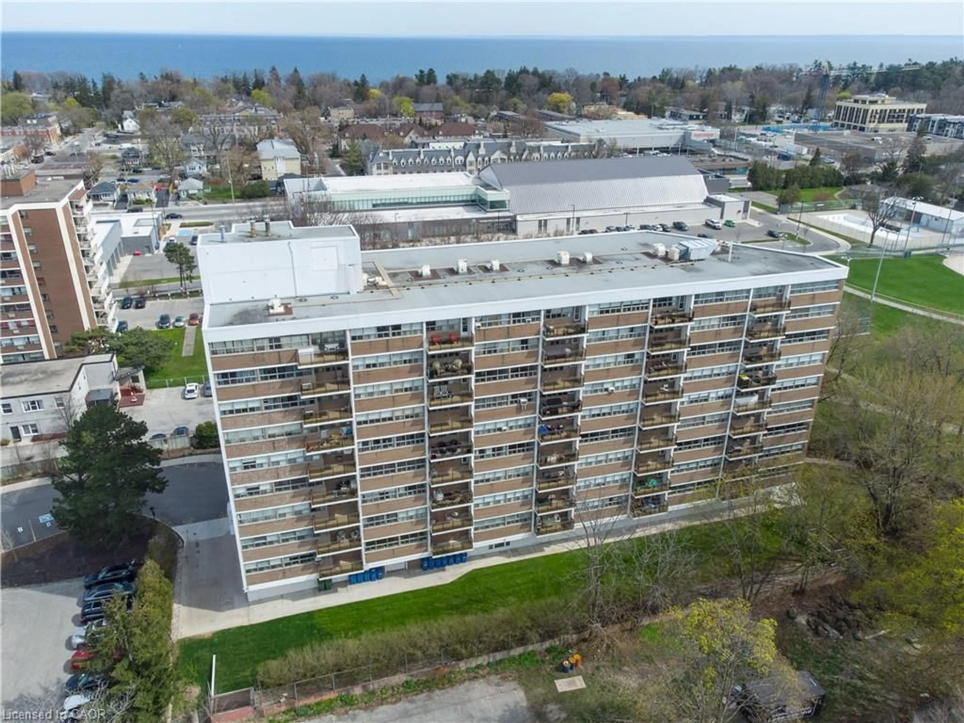 A pic from outside/outdoor area/front of a property/back of a property/a pic from drone, unknown for 212 Kerr St #909, Oakville Ontario L6K 3A8