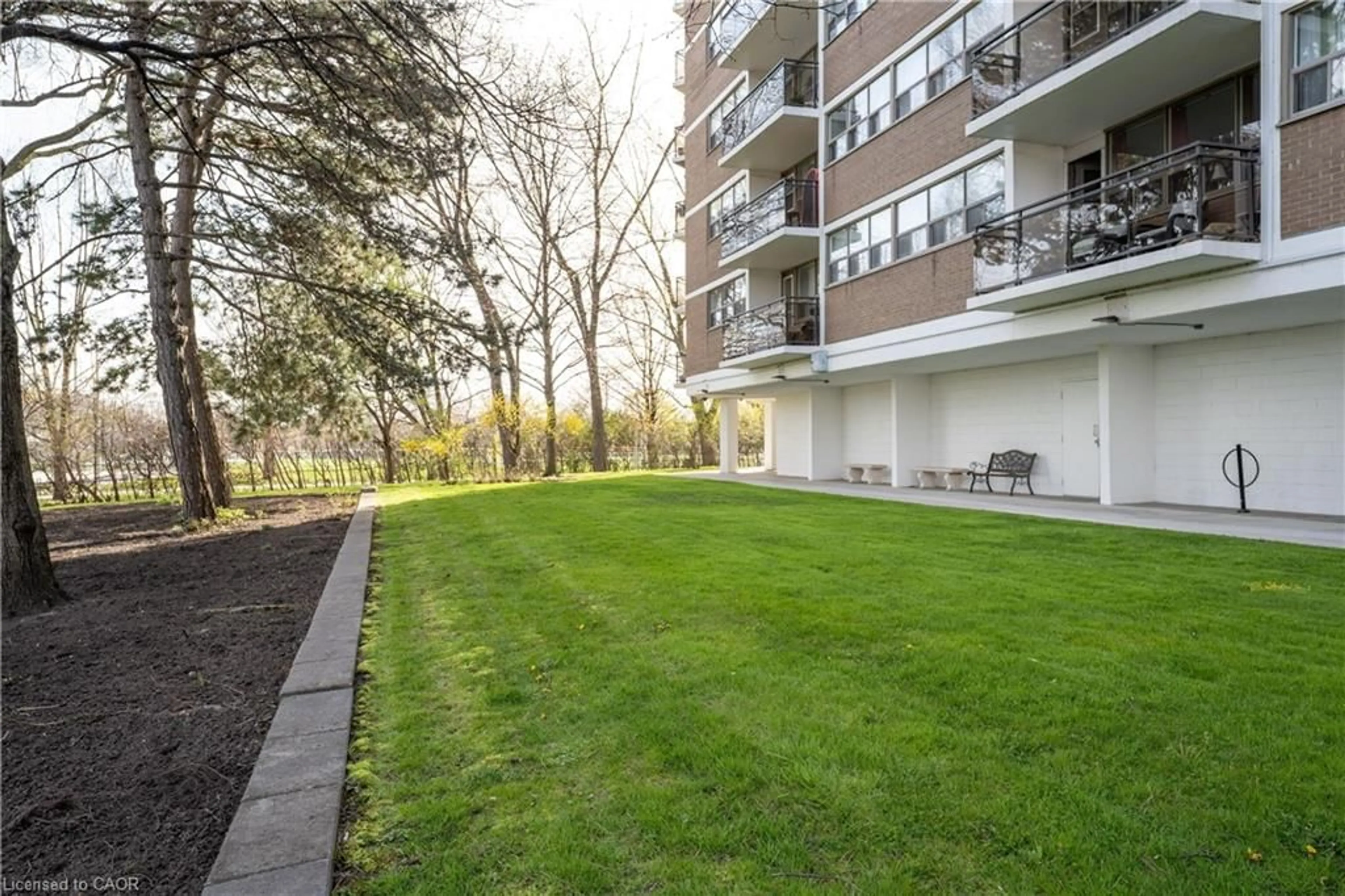 Patio, unknown for 212 Kerr St #909, Oakville Ontario L6K 3A8