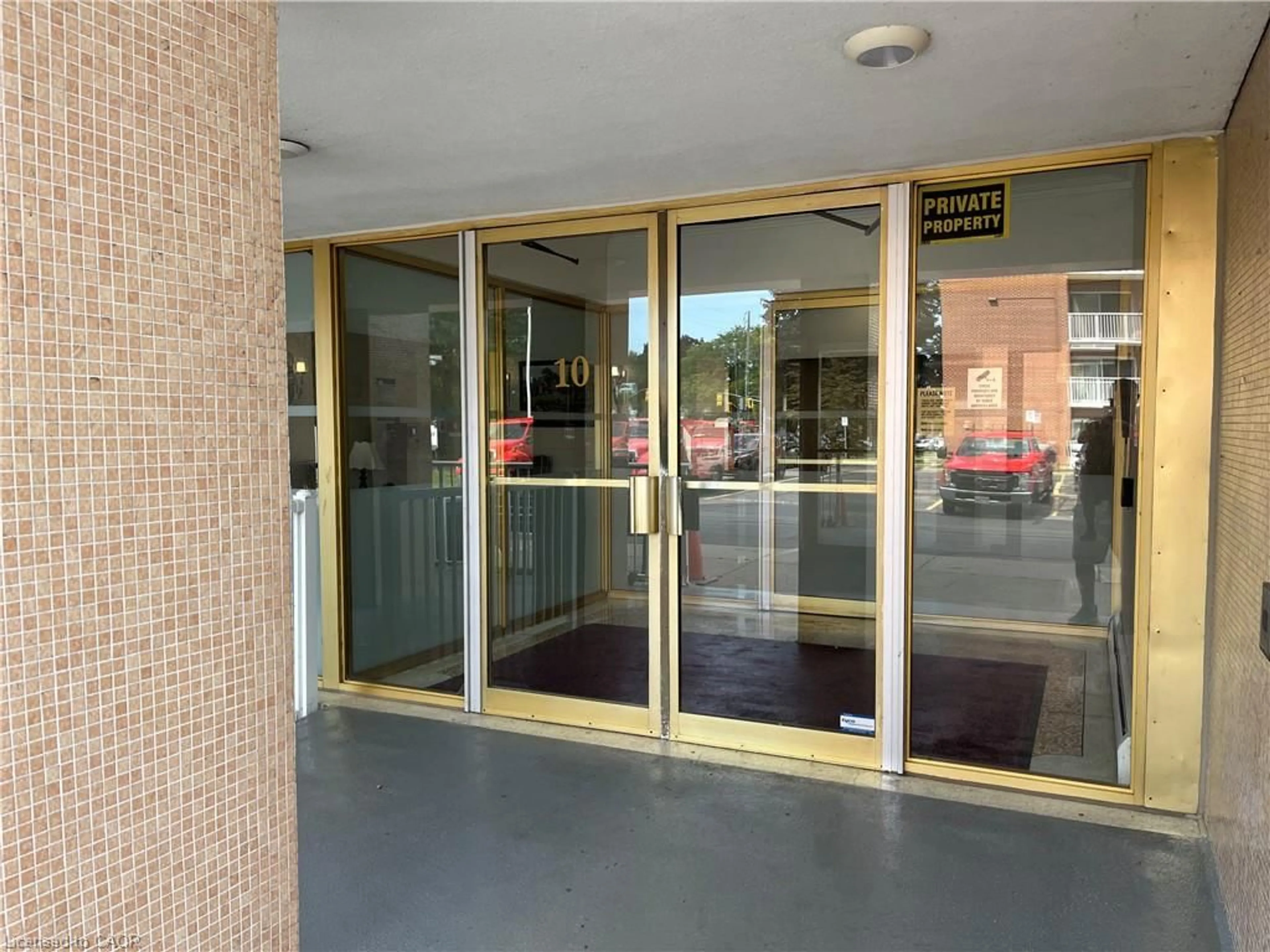 Indoor foyer for 10 Woodman Dr #308, Hamilton Ontario L8K 4E1