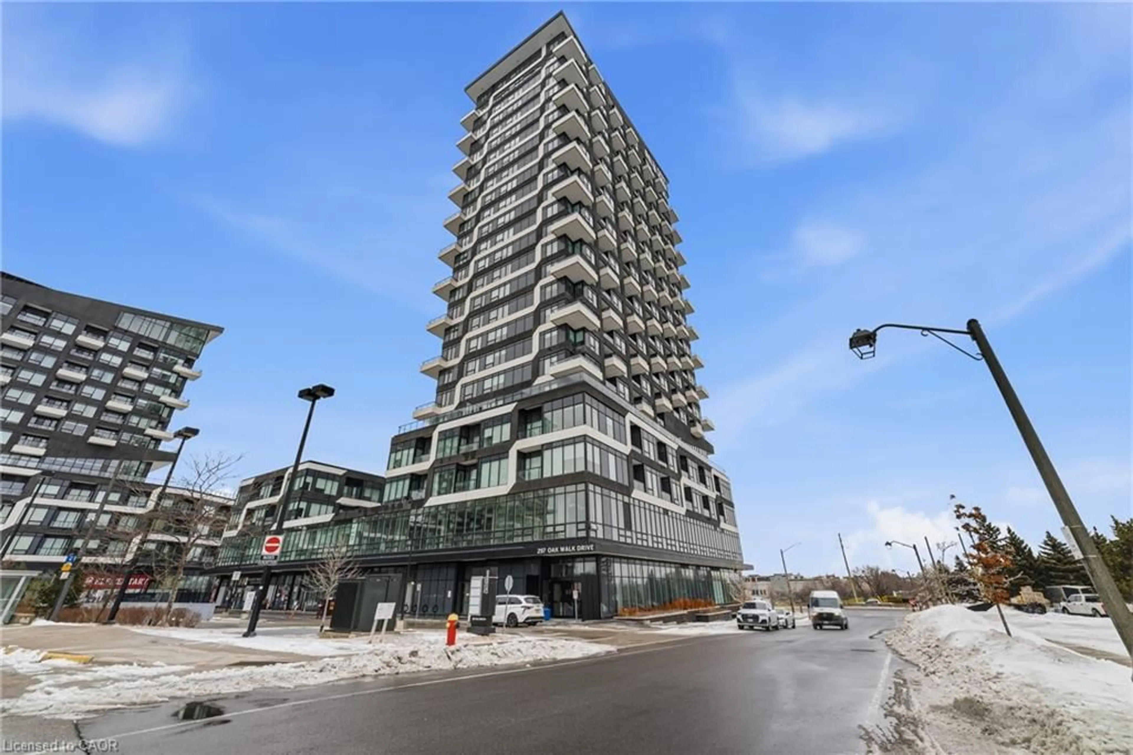 Indoor foyer for 297 Oak Walk Dr #320, Oakville Ontario L6H 0H5