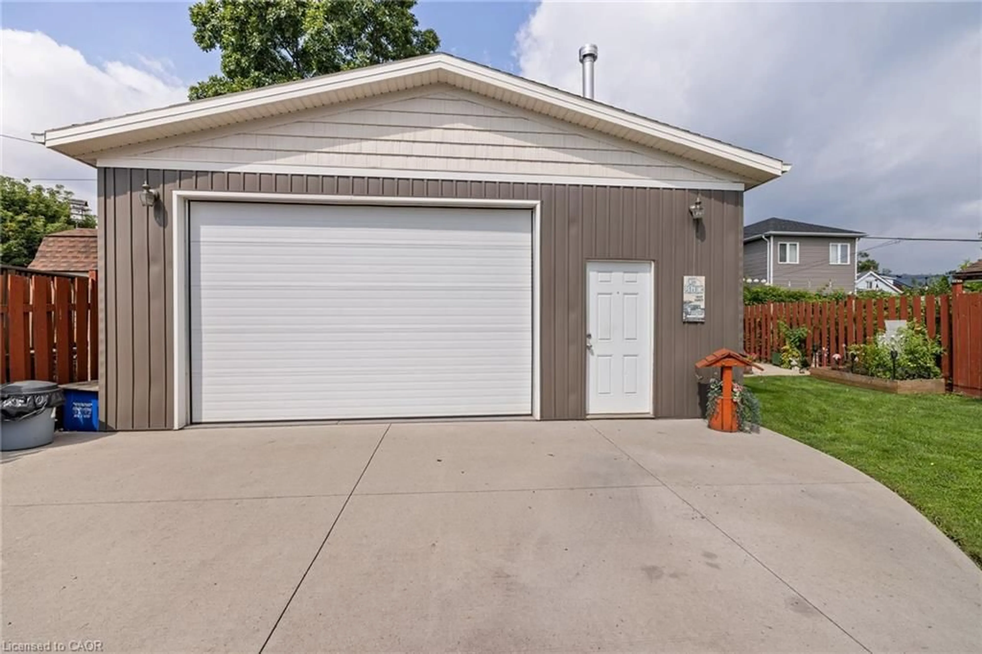 Indoor garage for 625 Tate Ave, Hamilton Ontario L8H 6L4