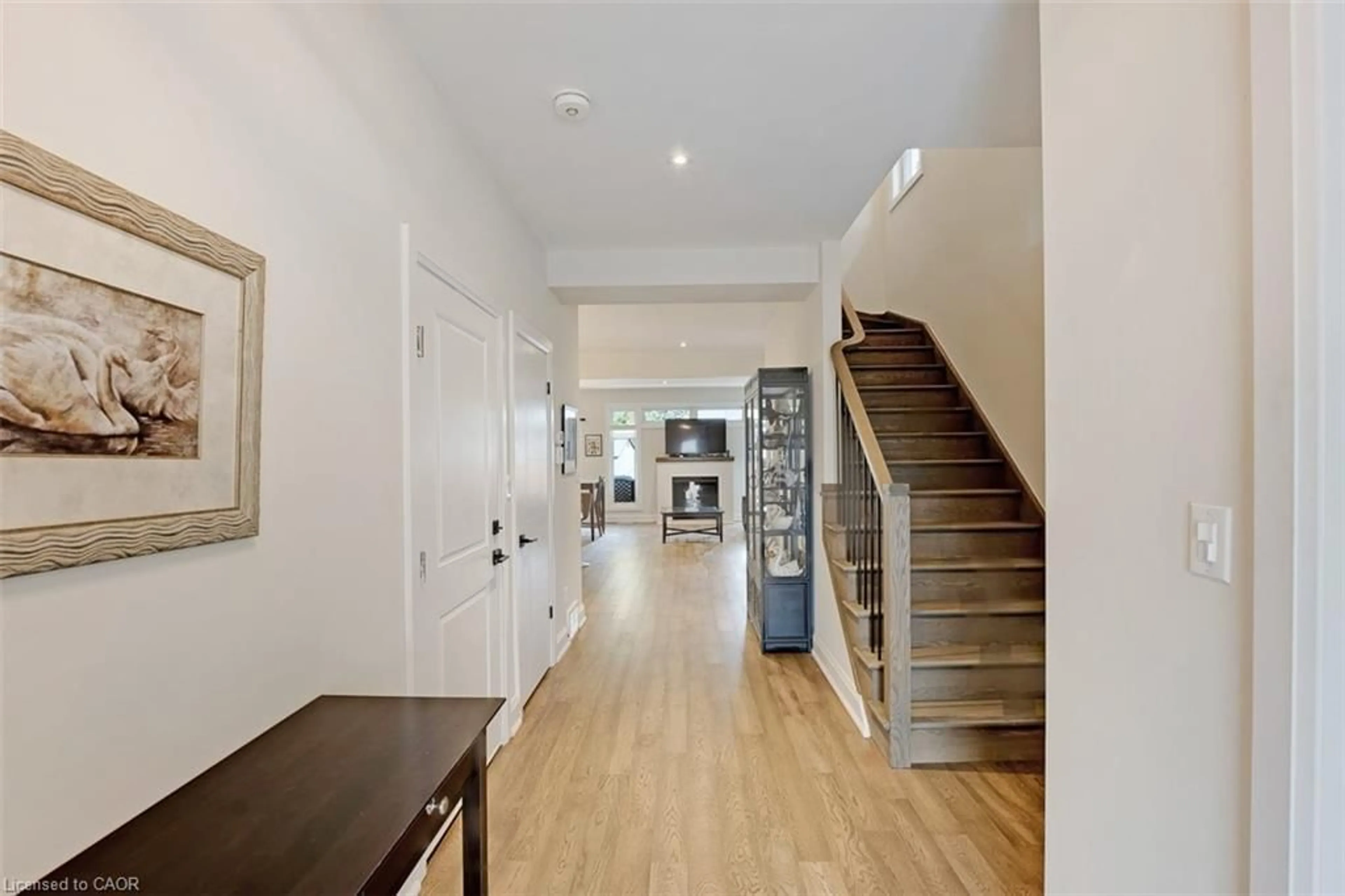 Indoor entryway for 77 B Broadway Ave, St. Catharines Ontario L2M 7Y3