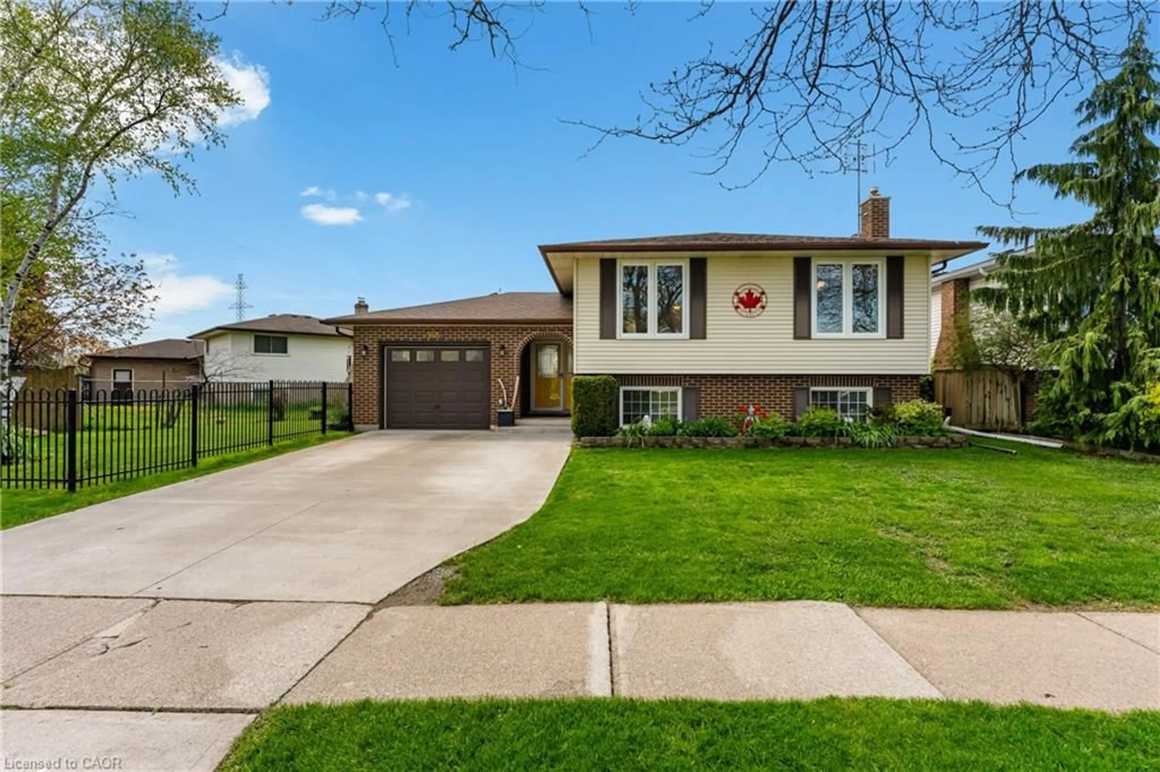 Home with vinyl exterior material, street for 2881 Olden Ave, Niagara Falls Ontario L2J 3Y9