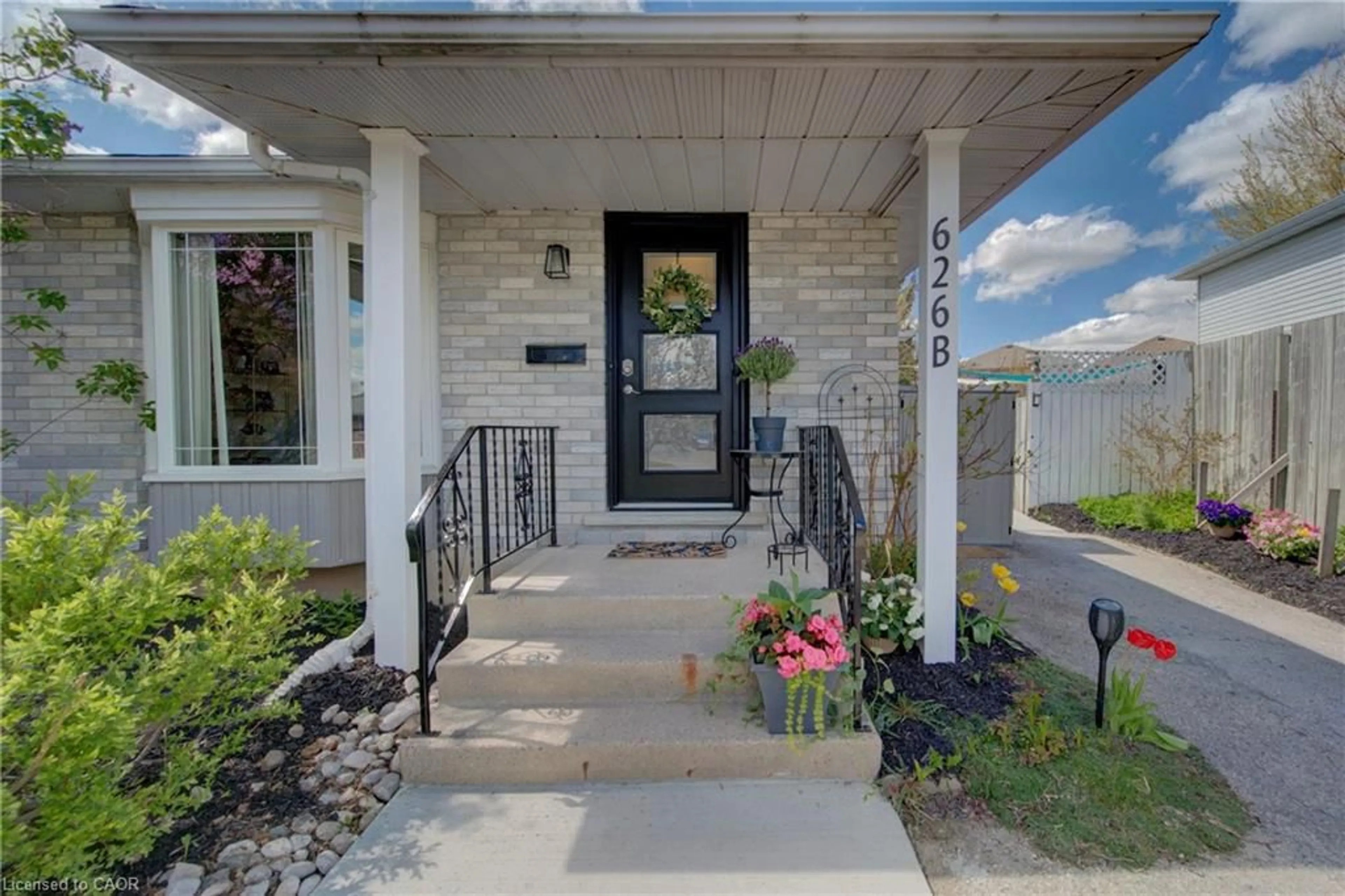 Indoor entryway for 626 Settlersfield Crt #B, Waterloo Ontario N2T 2K6