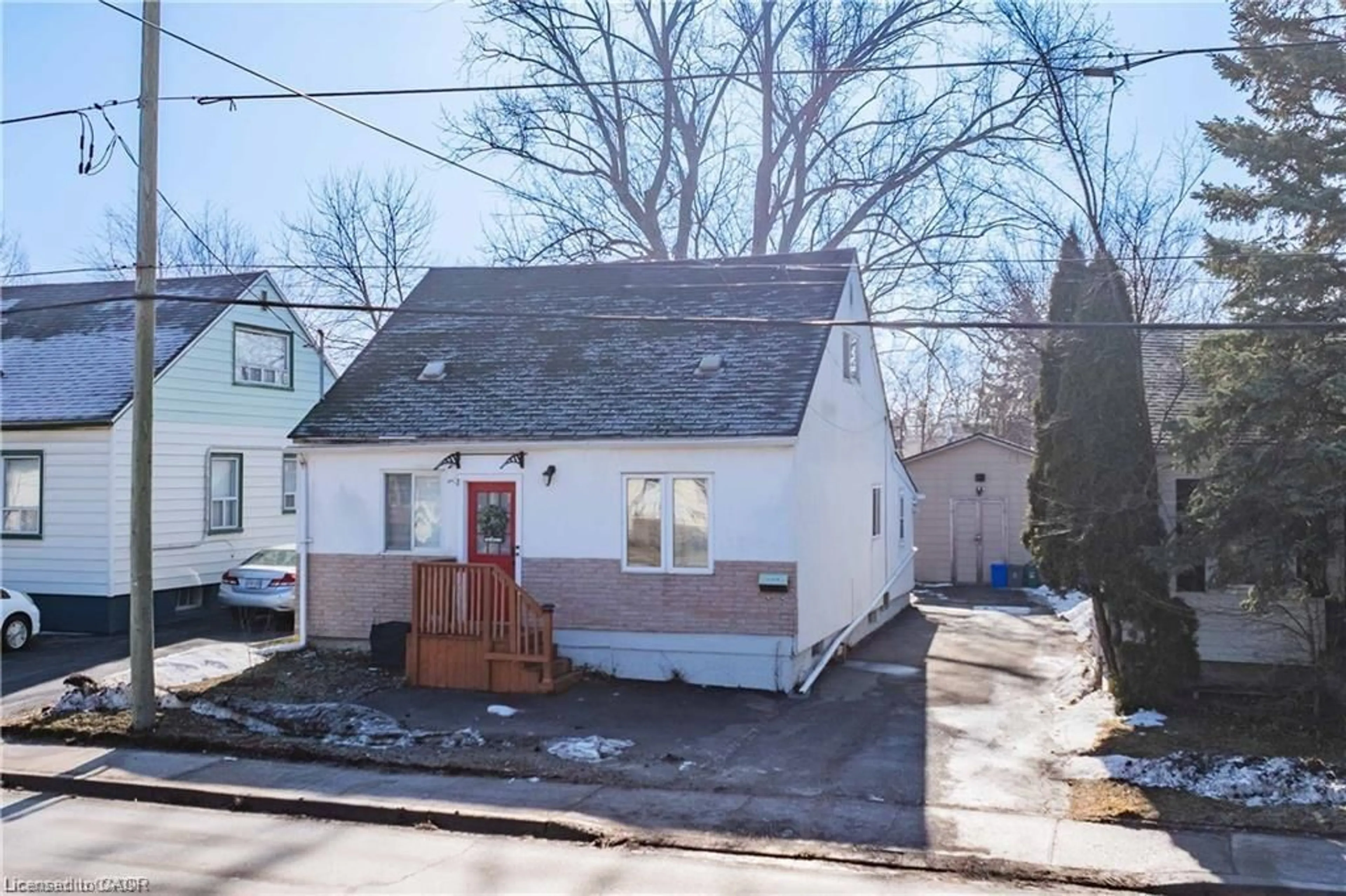 A pic from outside/outdoor area/front of a property/back of a property/a pic from drone, street for 412 Welland Ave, St. Catharines Ontario L2M 5T8