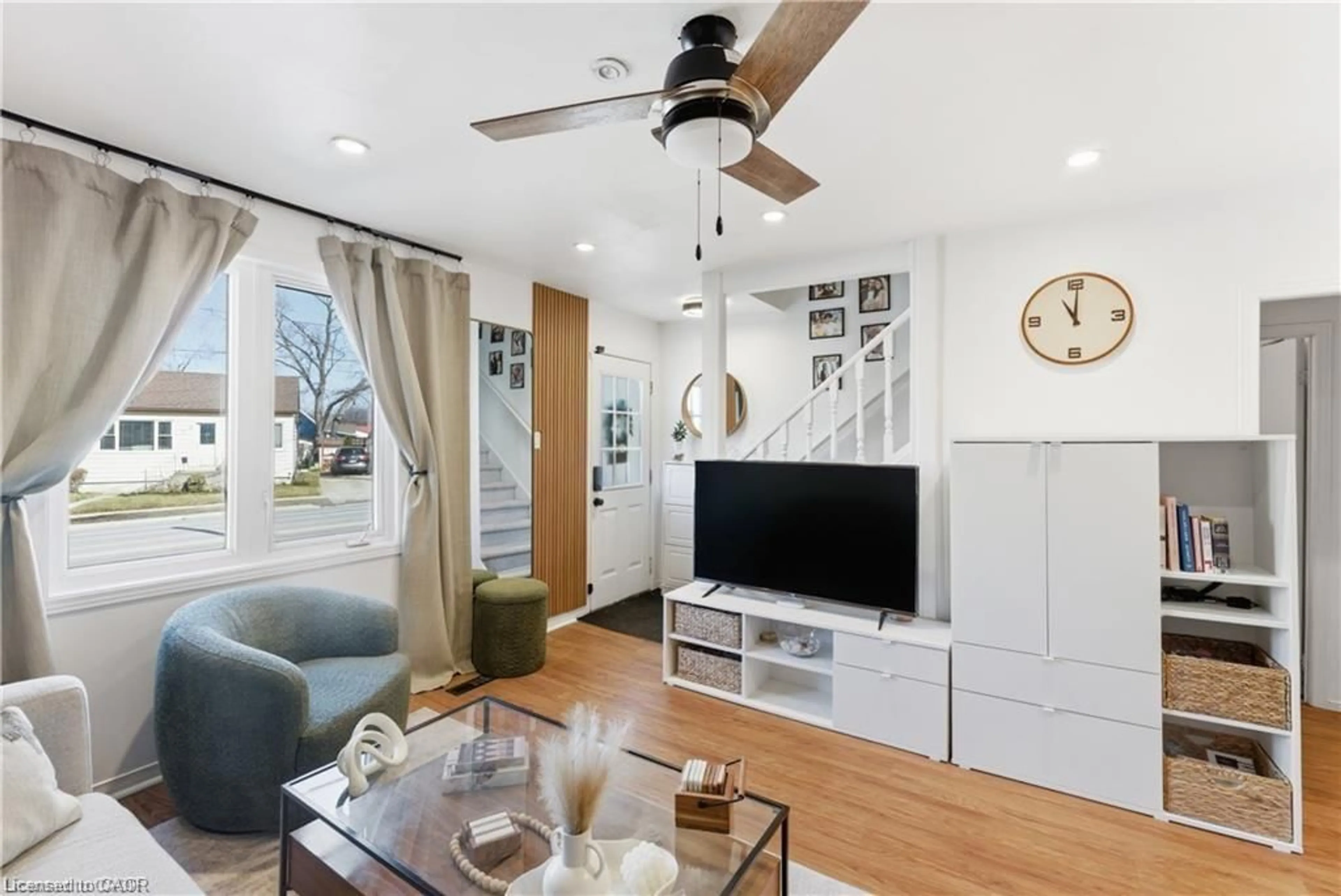 Living room with furniture, unknown for 412 Welland Ave, St. Catharines Ontario L2M 5T8