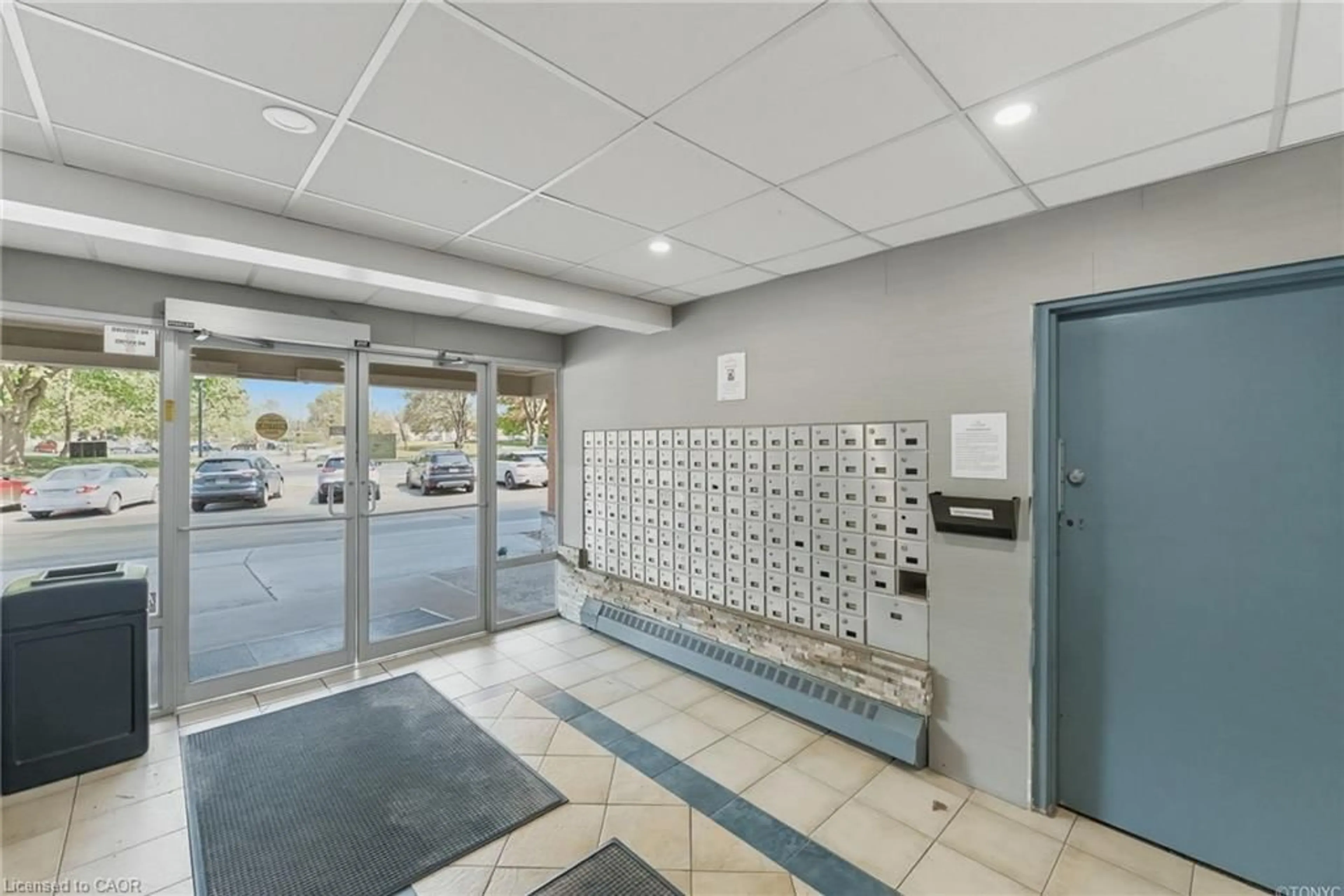 Indoor foyer for 563 Mornington Ave #508, London Ontario N5Y 4T8