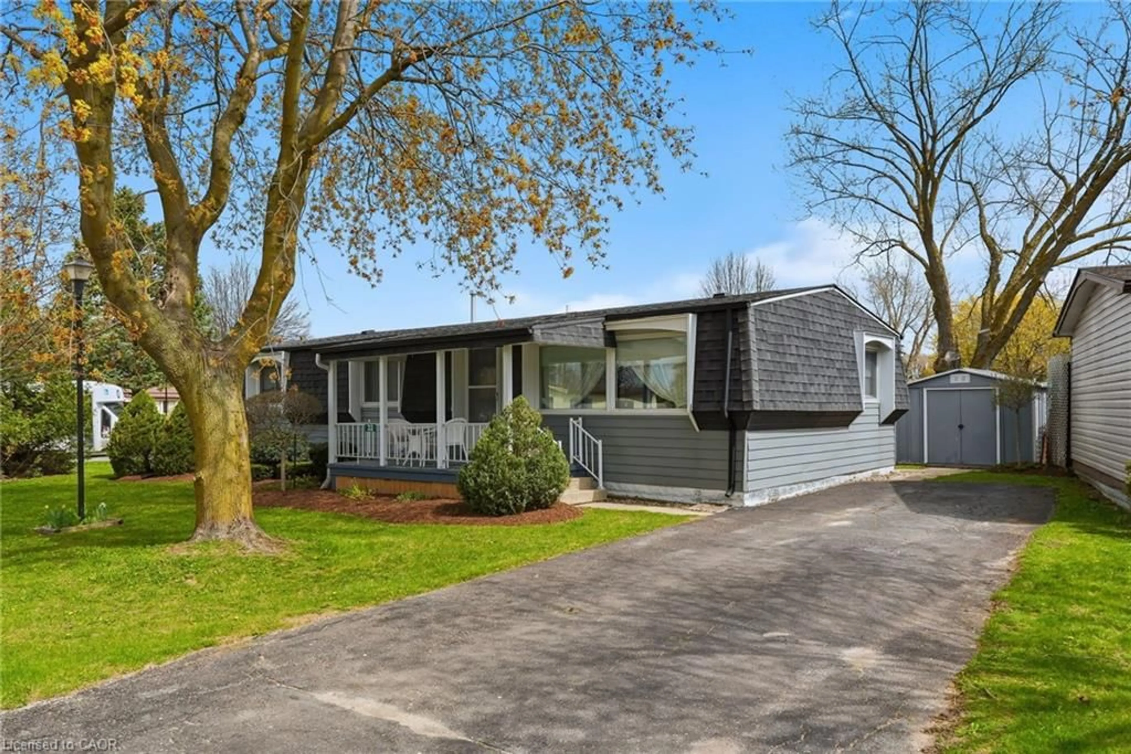 Home with vinyl exterior material, street for 33 Fairview Cres, Listowel Ontario N4W 3G8