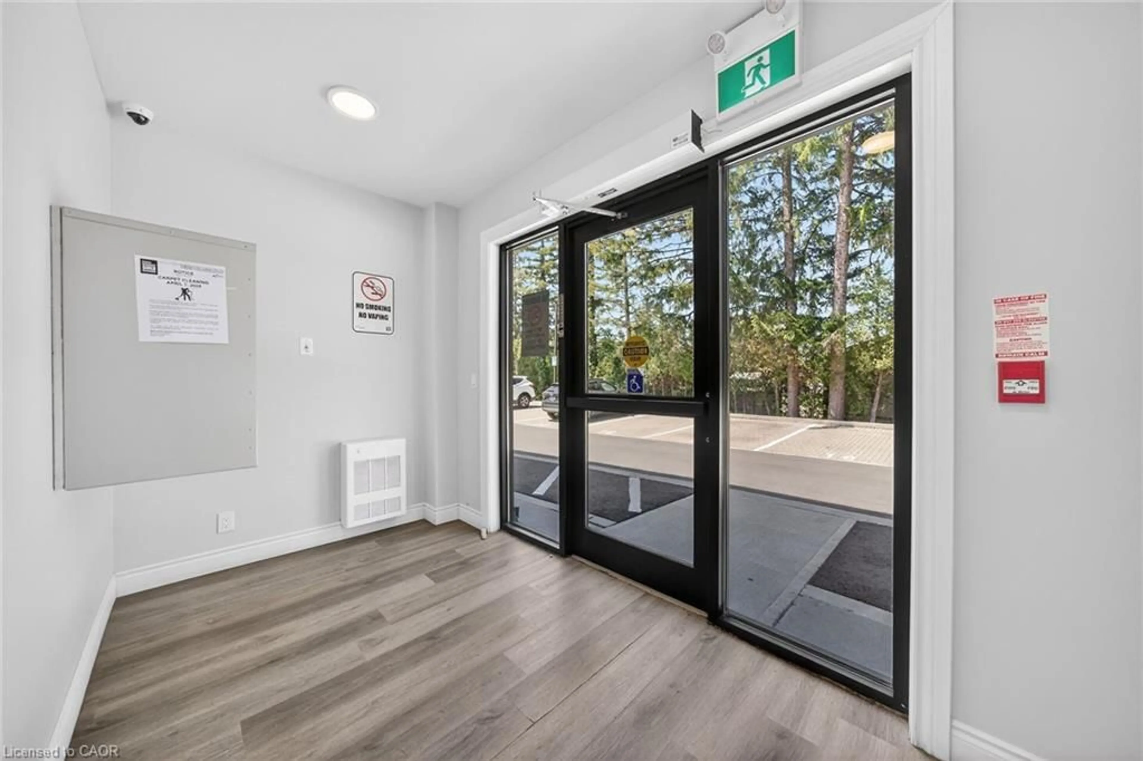 Indoor foyer for 259 King St #0B, Stoney Creek Ontario L9G 1L9