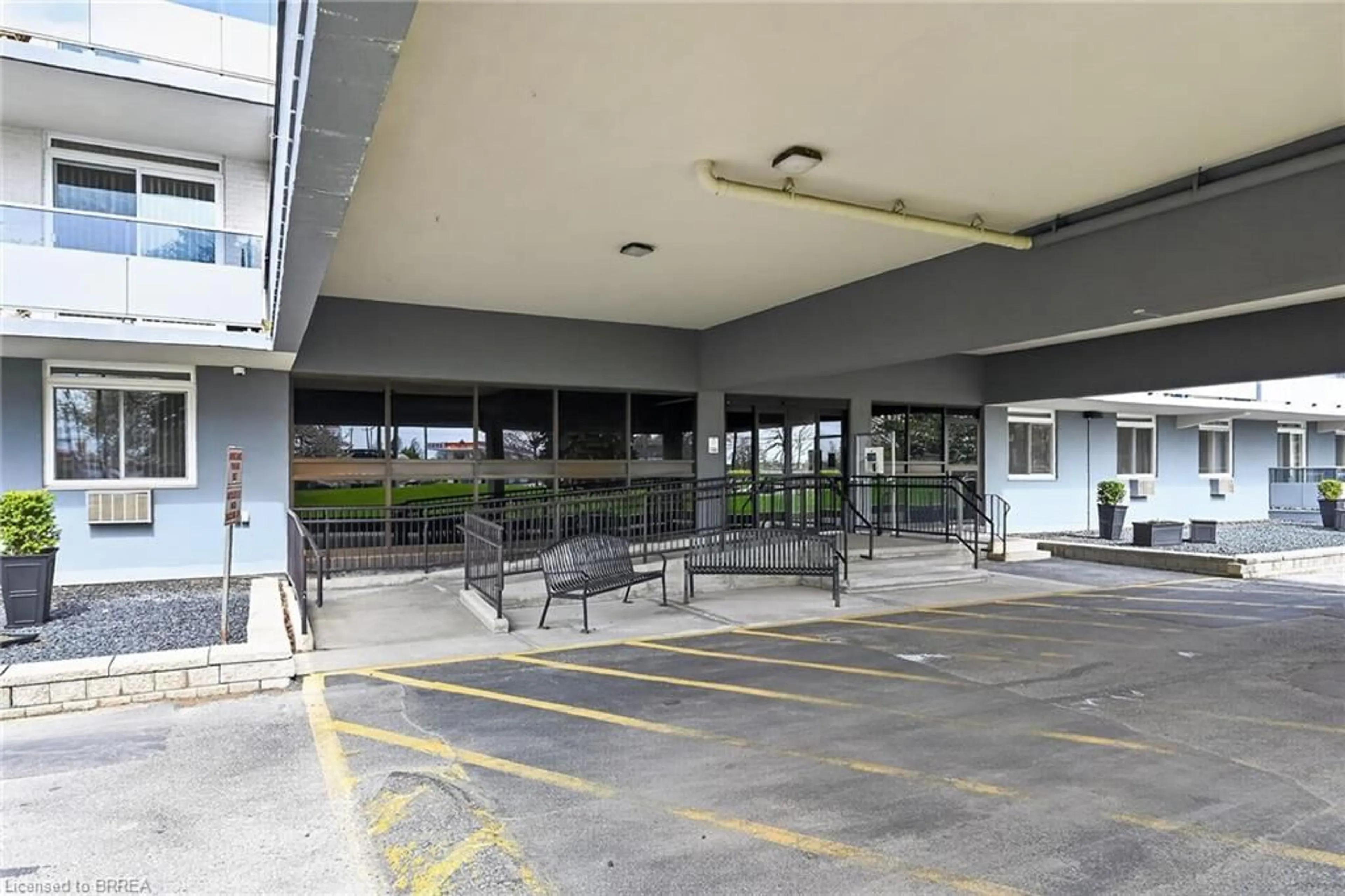 Indoor foyer for 640 West St #902, Brantford Ontario N3R 6M3