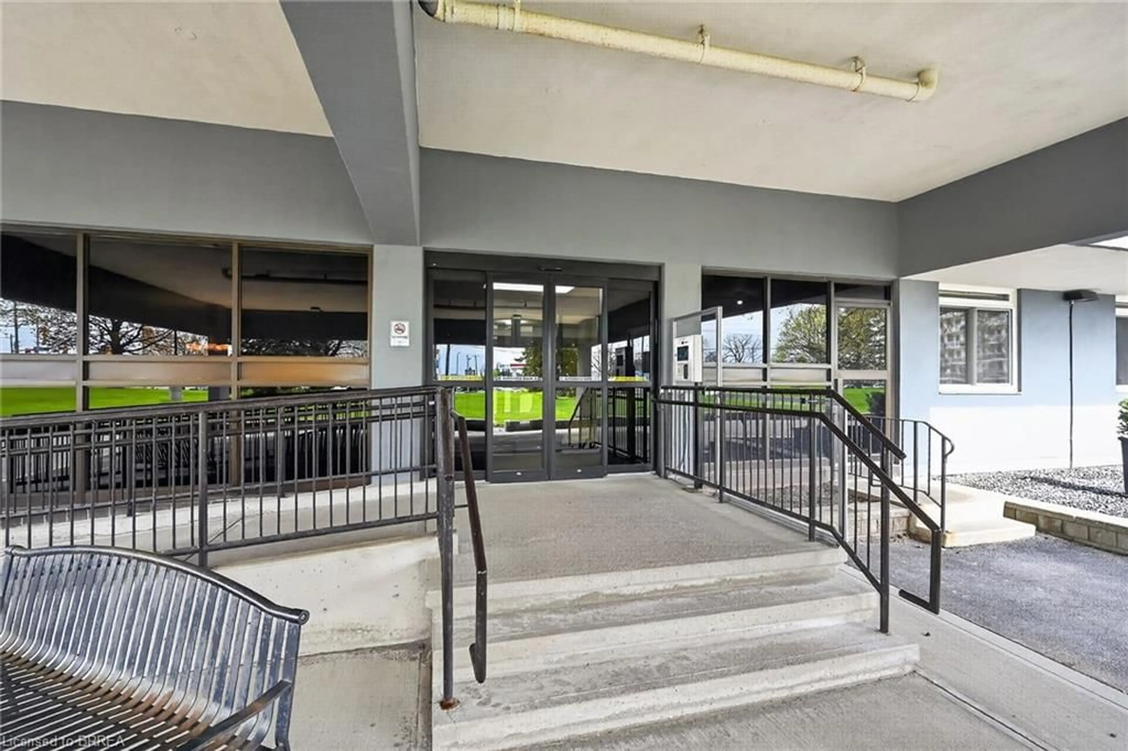 Indoor foyer for 640 West St #902, Brantford Ontario N3R 6M3