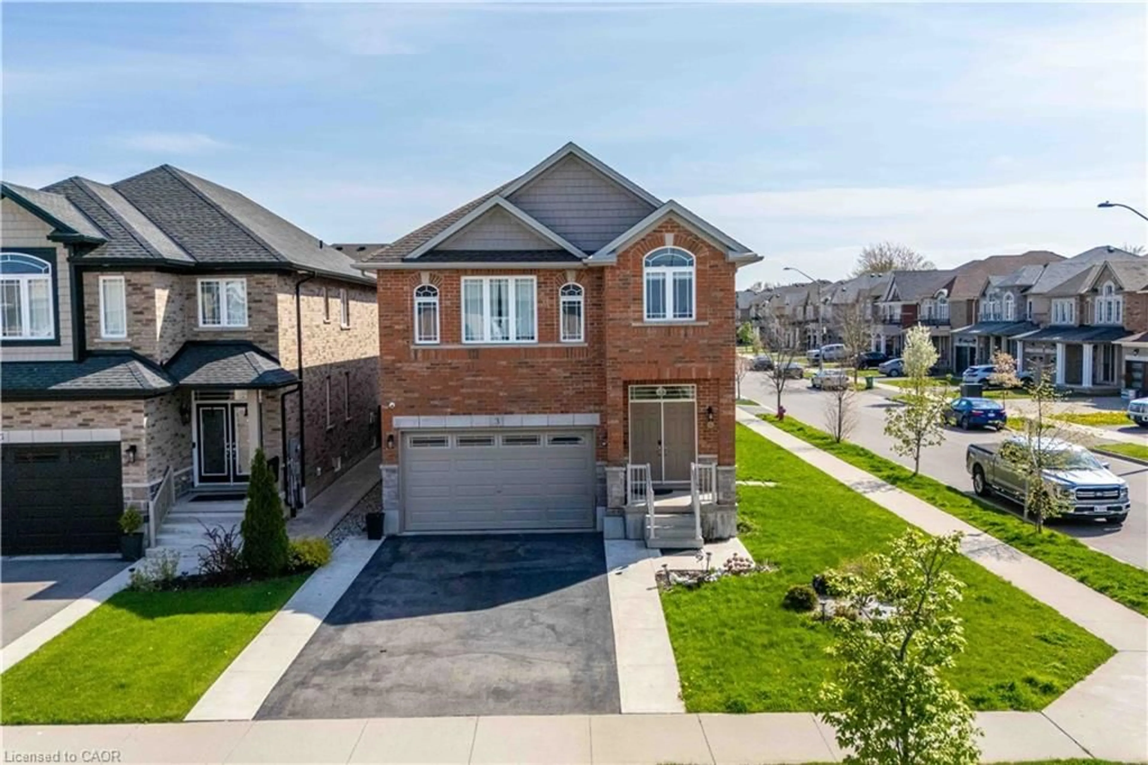 A pic from outside/outdoor area/front of a property/back of a property/a pic from drone, street for 3 Narbonne Cres, Stoney Creek Ontario L8J 1P0
