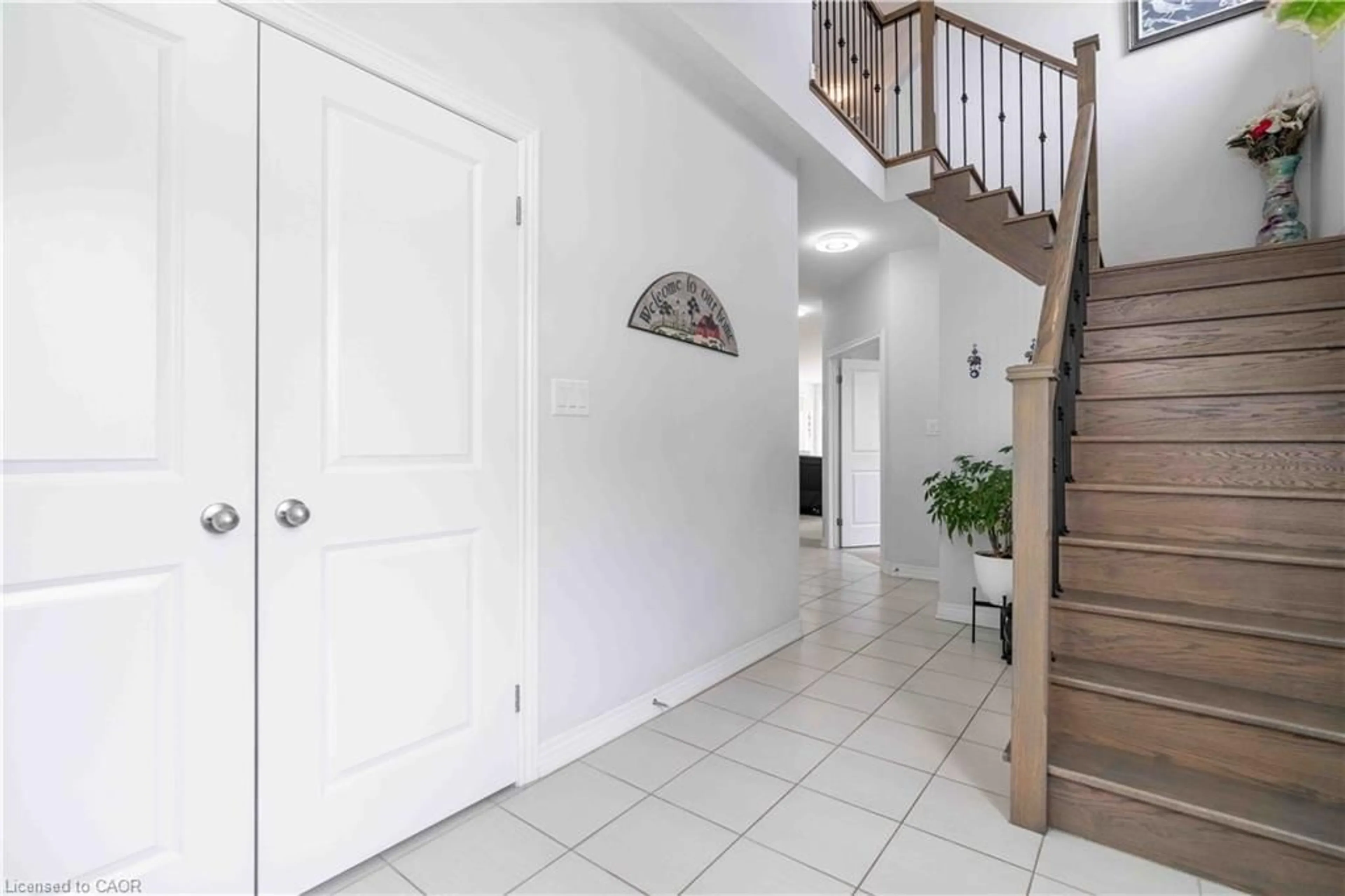 Indoor entryway for 3 Narbonne Cres, Stoney Creek Ontario L8J 1P0