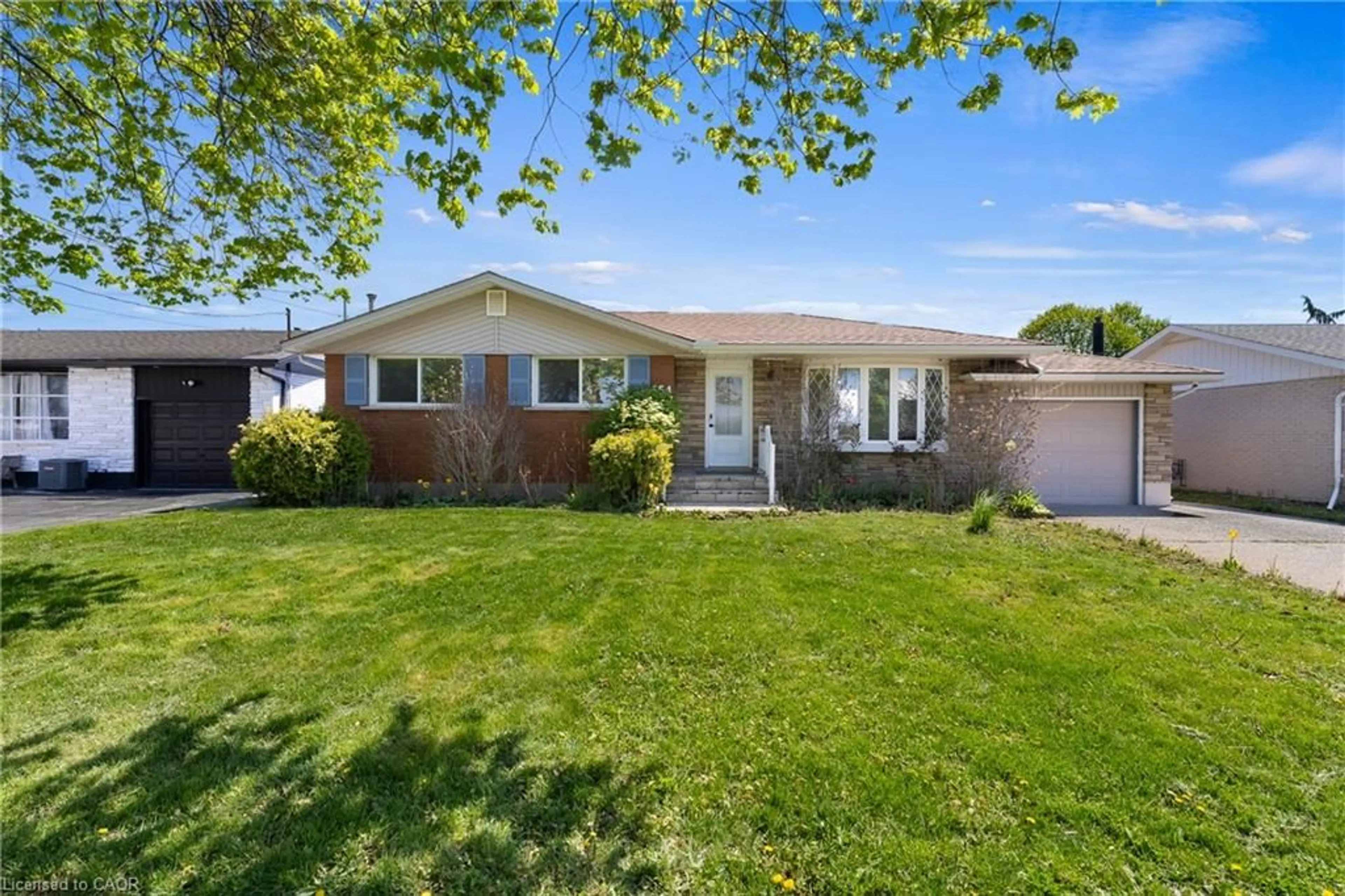 Home with vinyl exterior material, street for 554 Lake St, St. Catharines Ontario L2N 4H9
