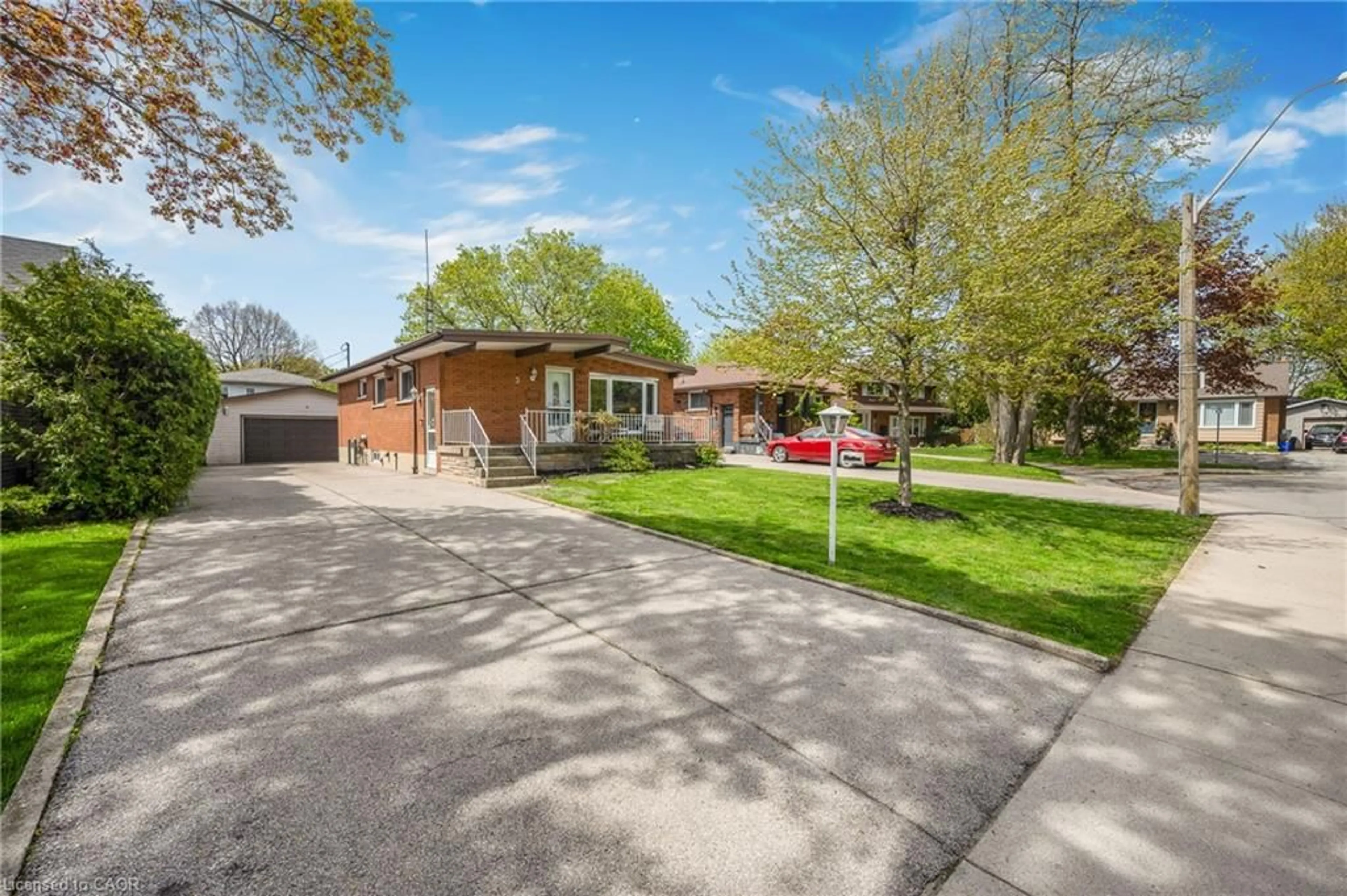 A pic from outside/outdoor area/front of a property/back of a property/a pic from drone, street for 3 Tanager Crt, Hamilton Ontario L9A 2M2