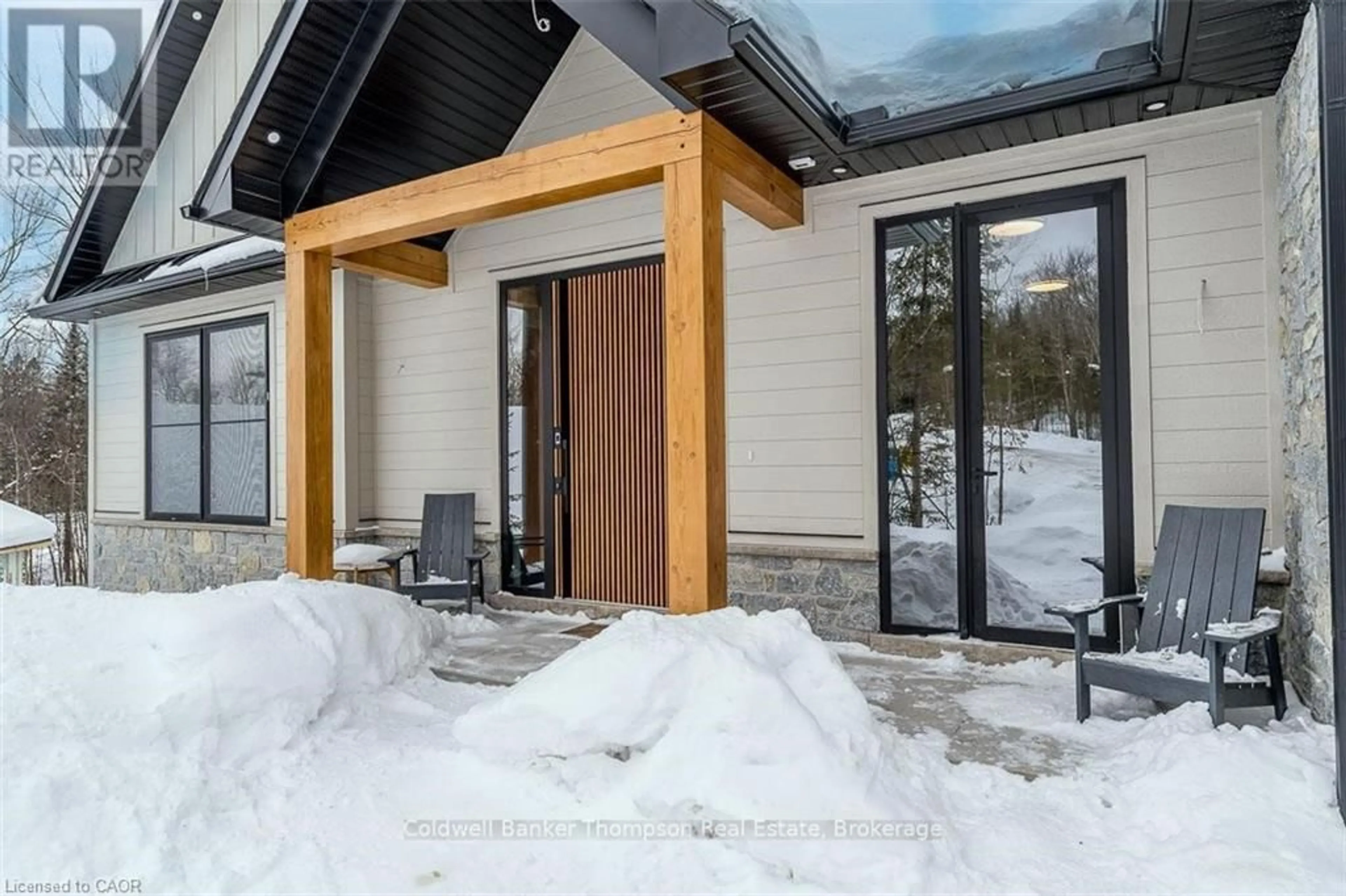 Indoor entryway for 11 Glen Eagle Crt, Huntsville Ontario P1H 1B1
