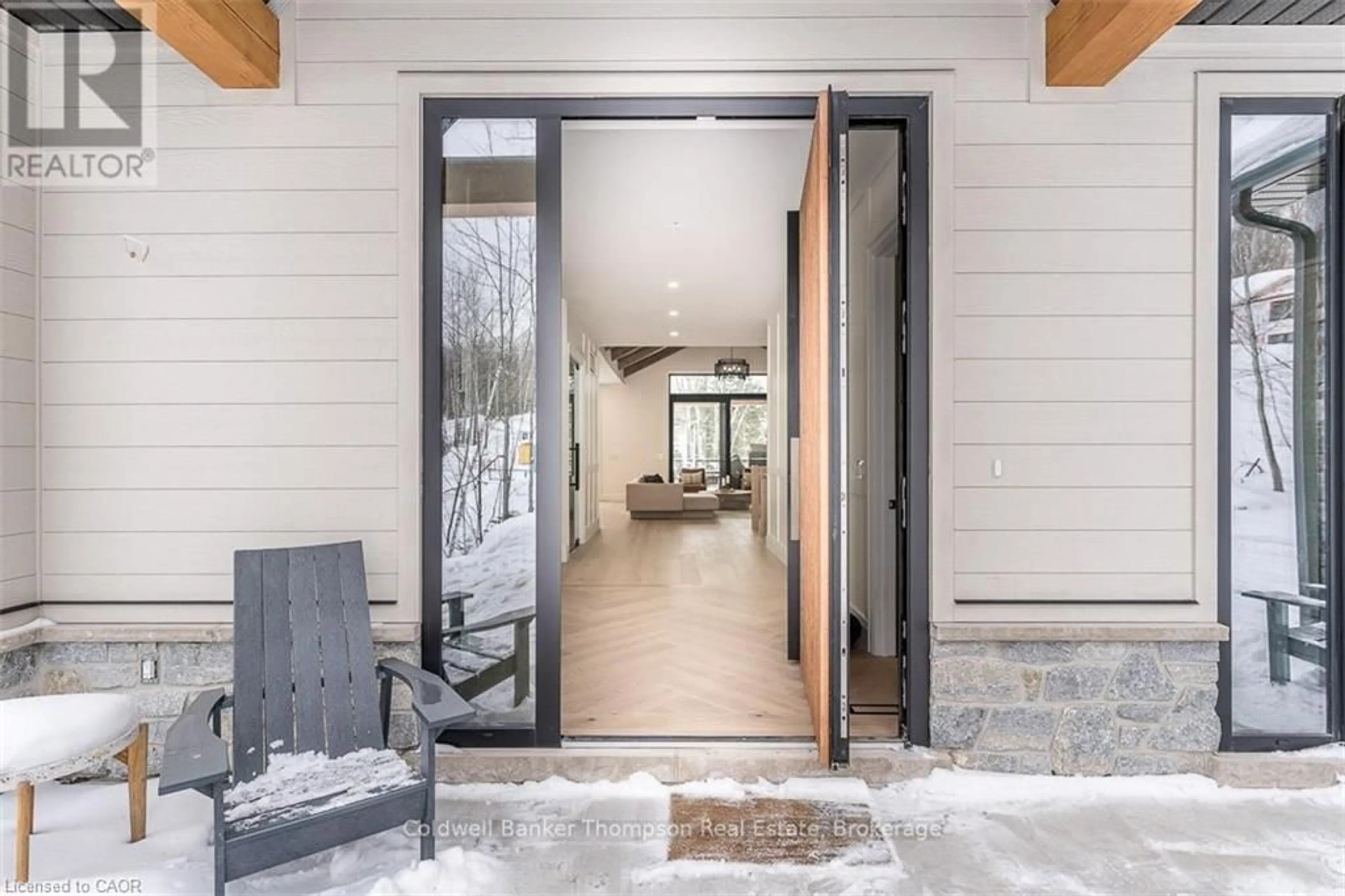 Indoor entryway for 11 Glen Eagle Crt, Huntsville Ontario P1H 1B1