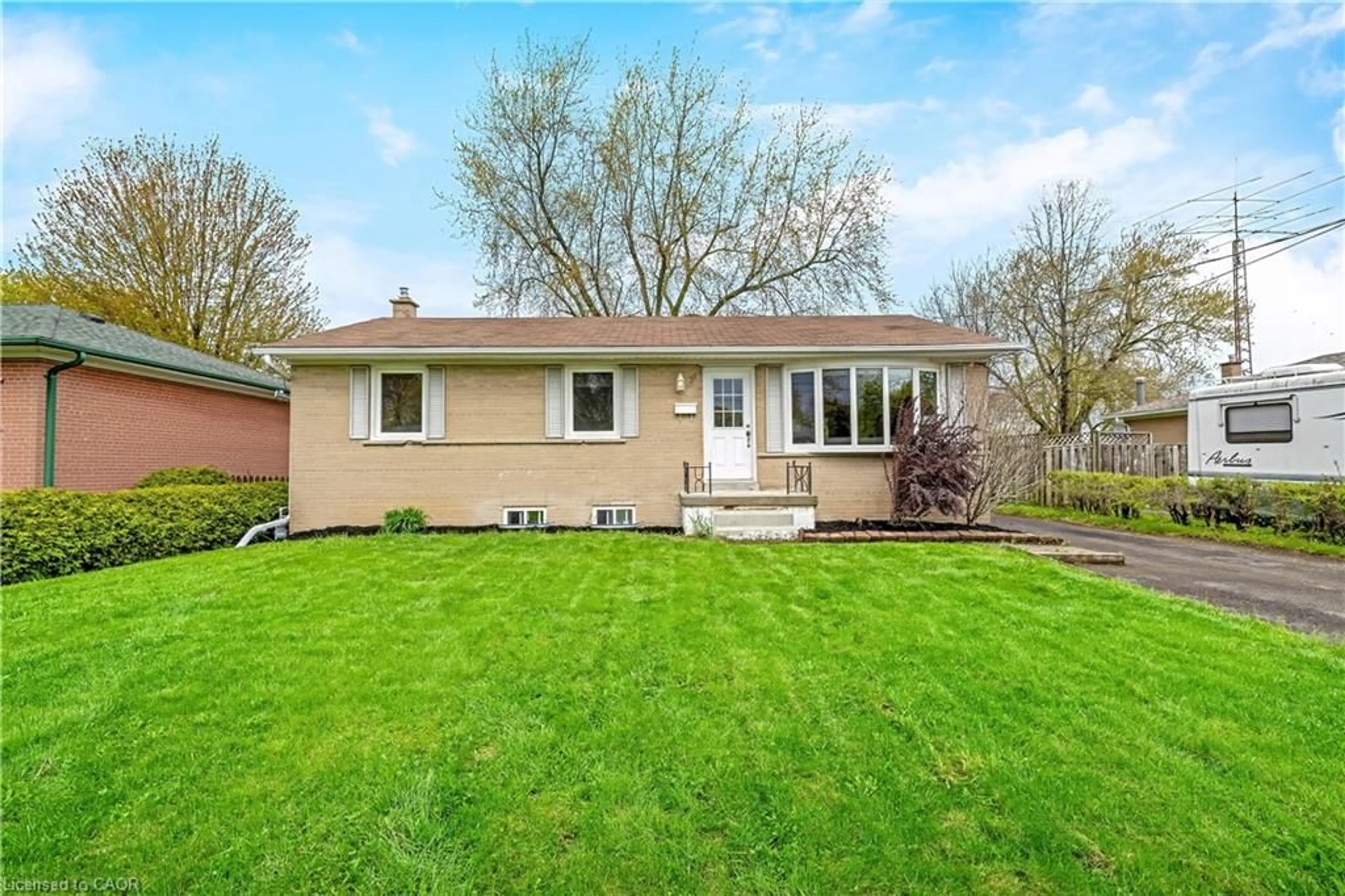 Home with vinyl exterior material, street for 39 Mcgilvray Cres, Georgetown Ontario L7G 1L7