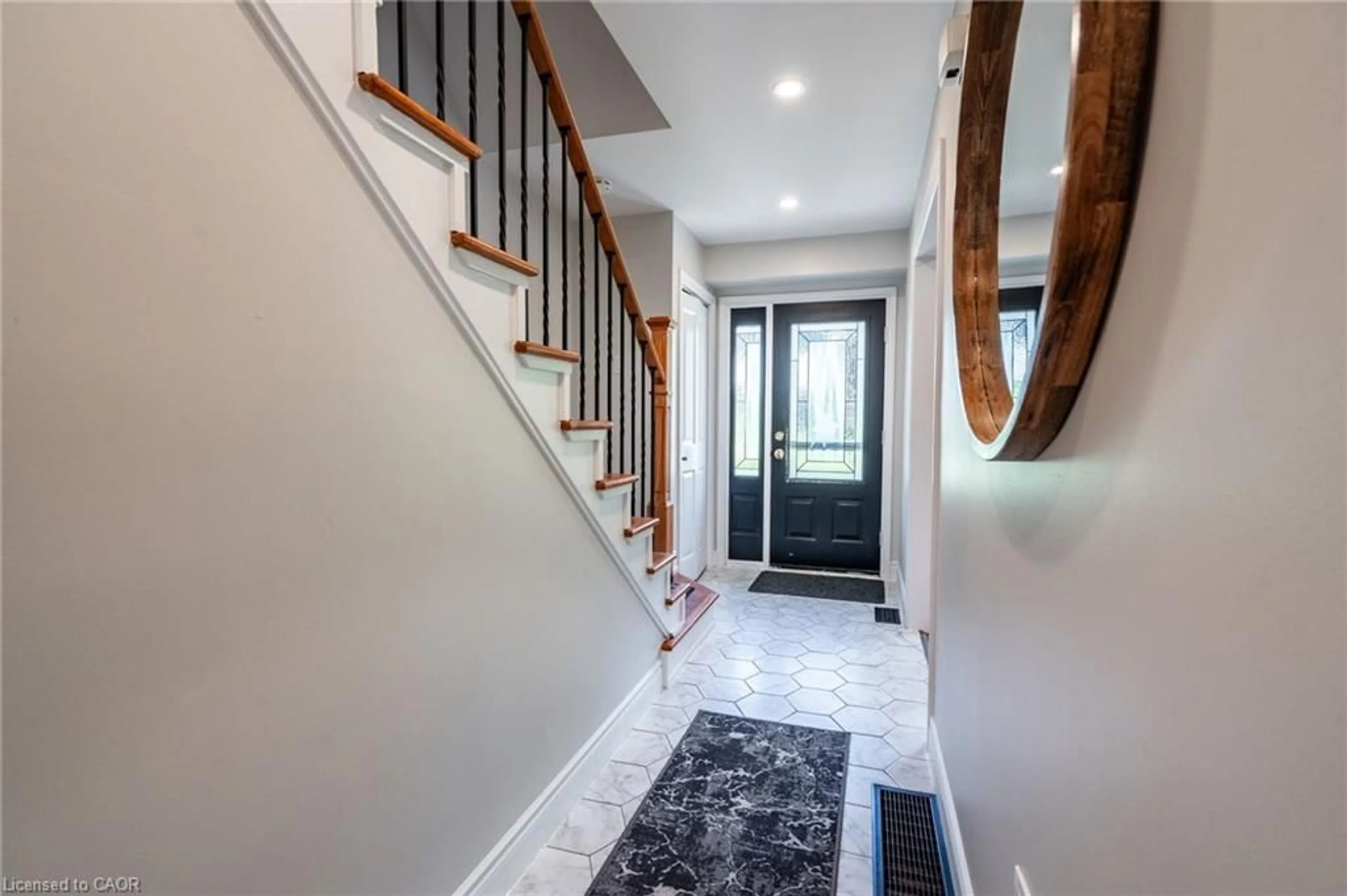 Indoor entryway for 199 York Rd #15, Dundas Ontario L9H 1M9