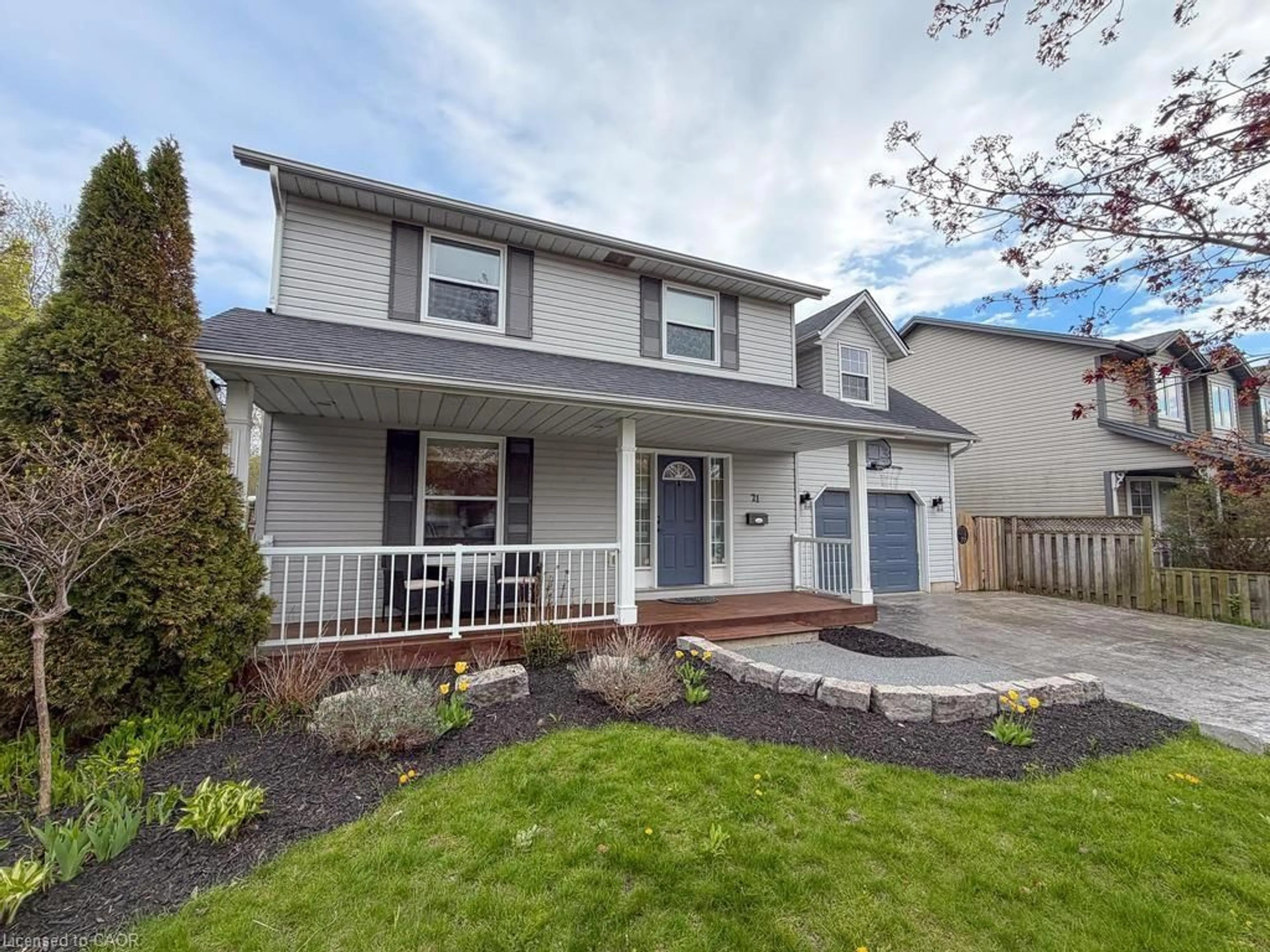 Home with vinyl exterior material, street for 21 Maplewood Crt, Dunnville Ontario N1A 3G8
